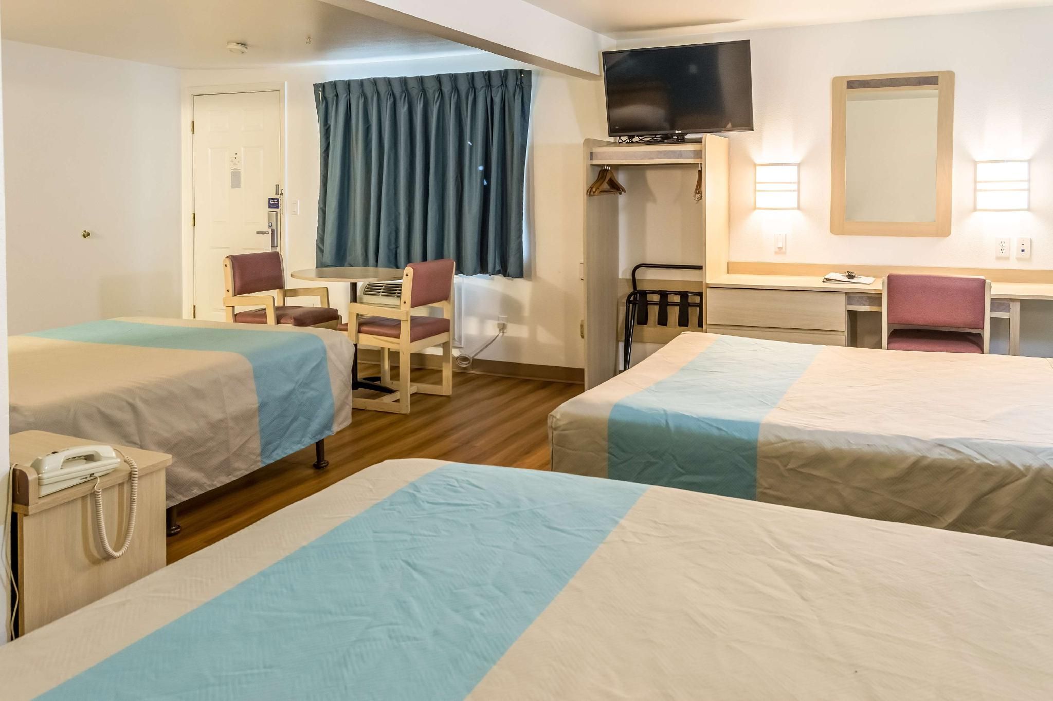 3 Queen Beds | Non-Smoking