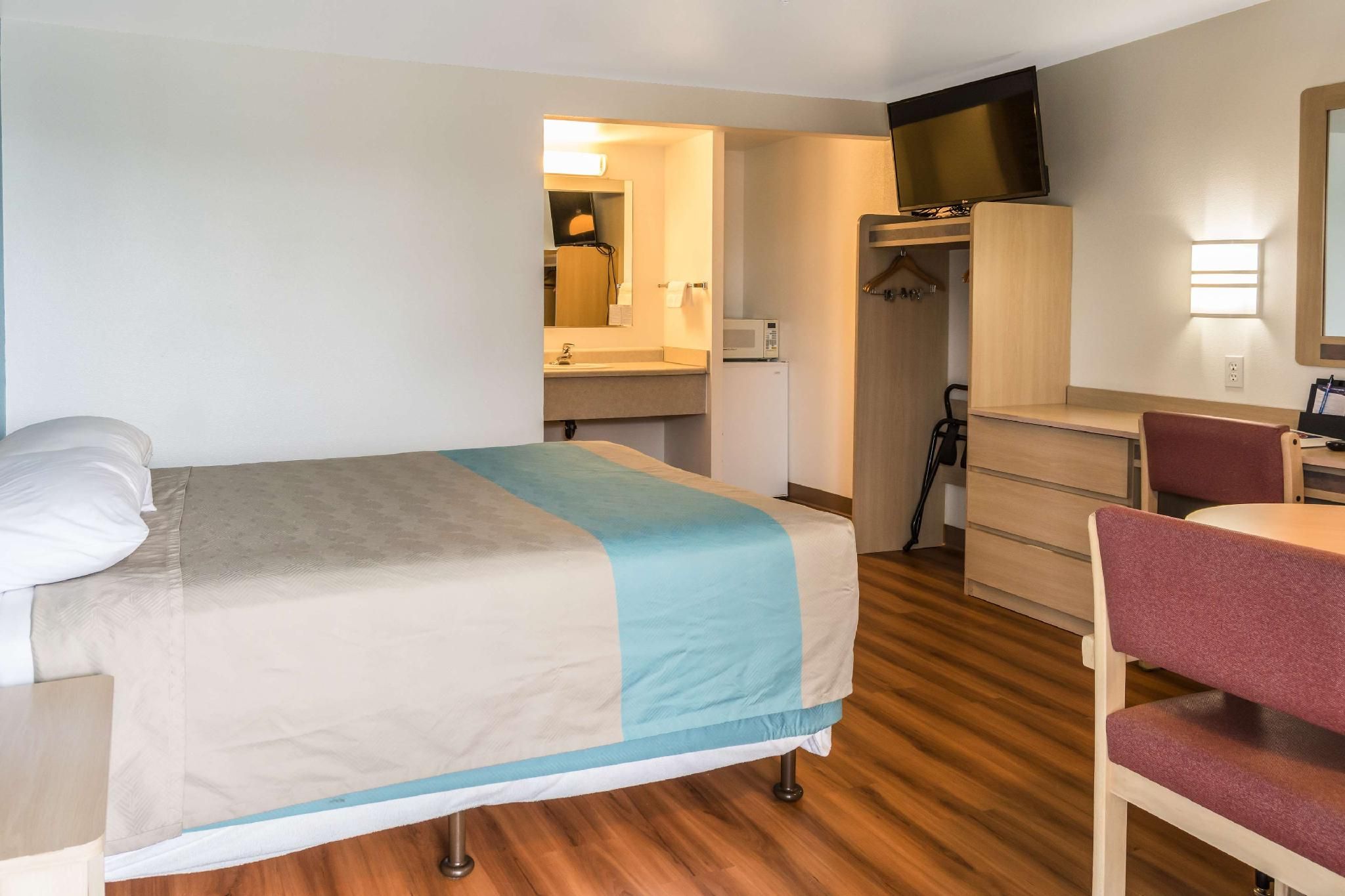 Motel 6 Albany, OR 1 Queen Bed | Smoking