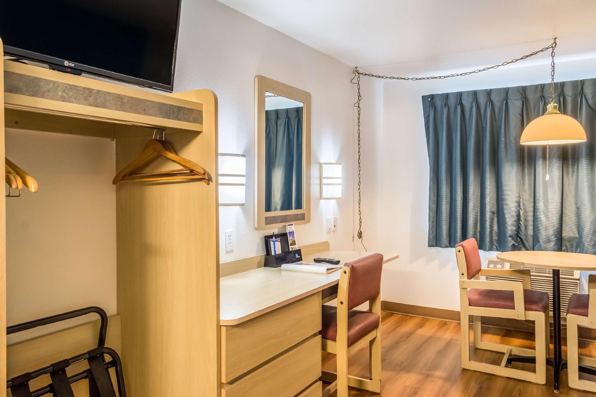 Motel 6 Albany, OR 1 Queen Bed | Non-Smoking 3