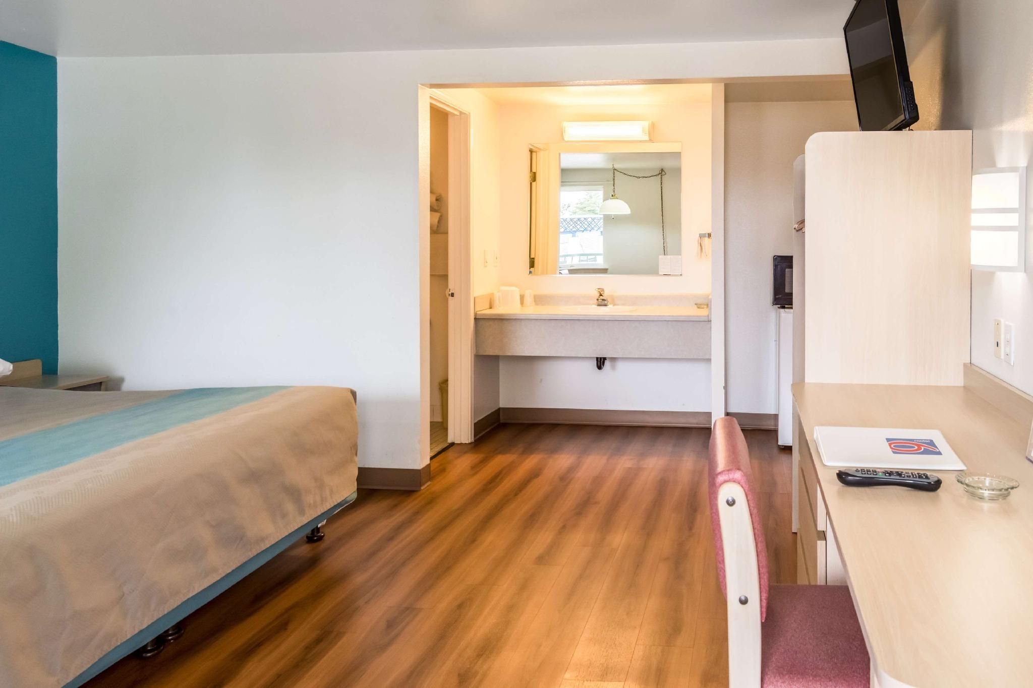 1 King Bed | Non-Smoking