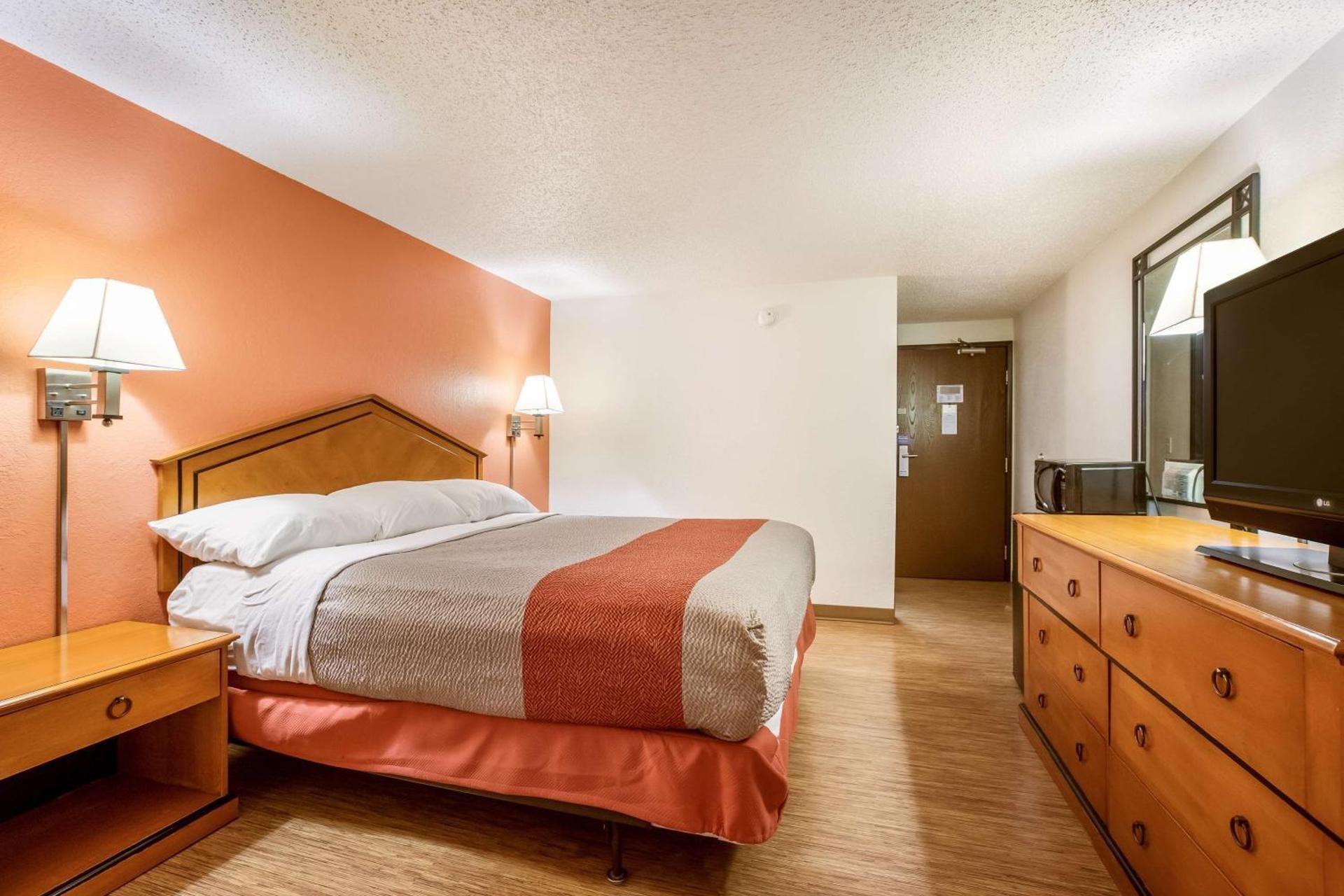 Deluxe King Room - Non-Smoking