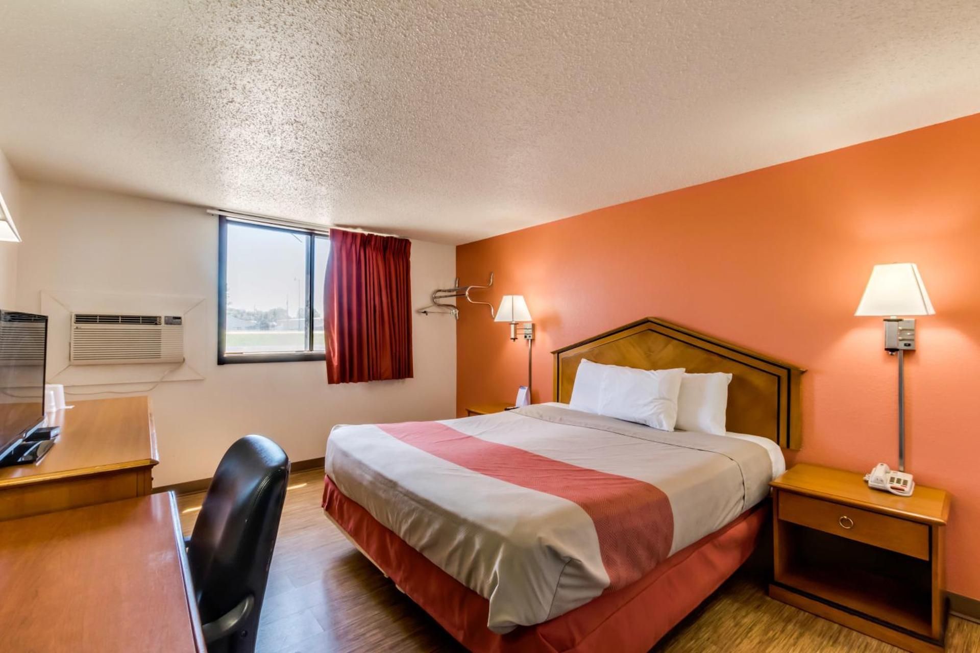Deluxe King Room - Non-Smoking