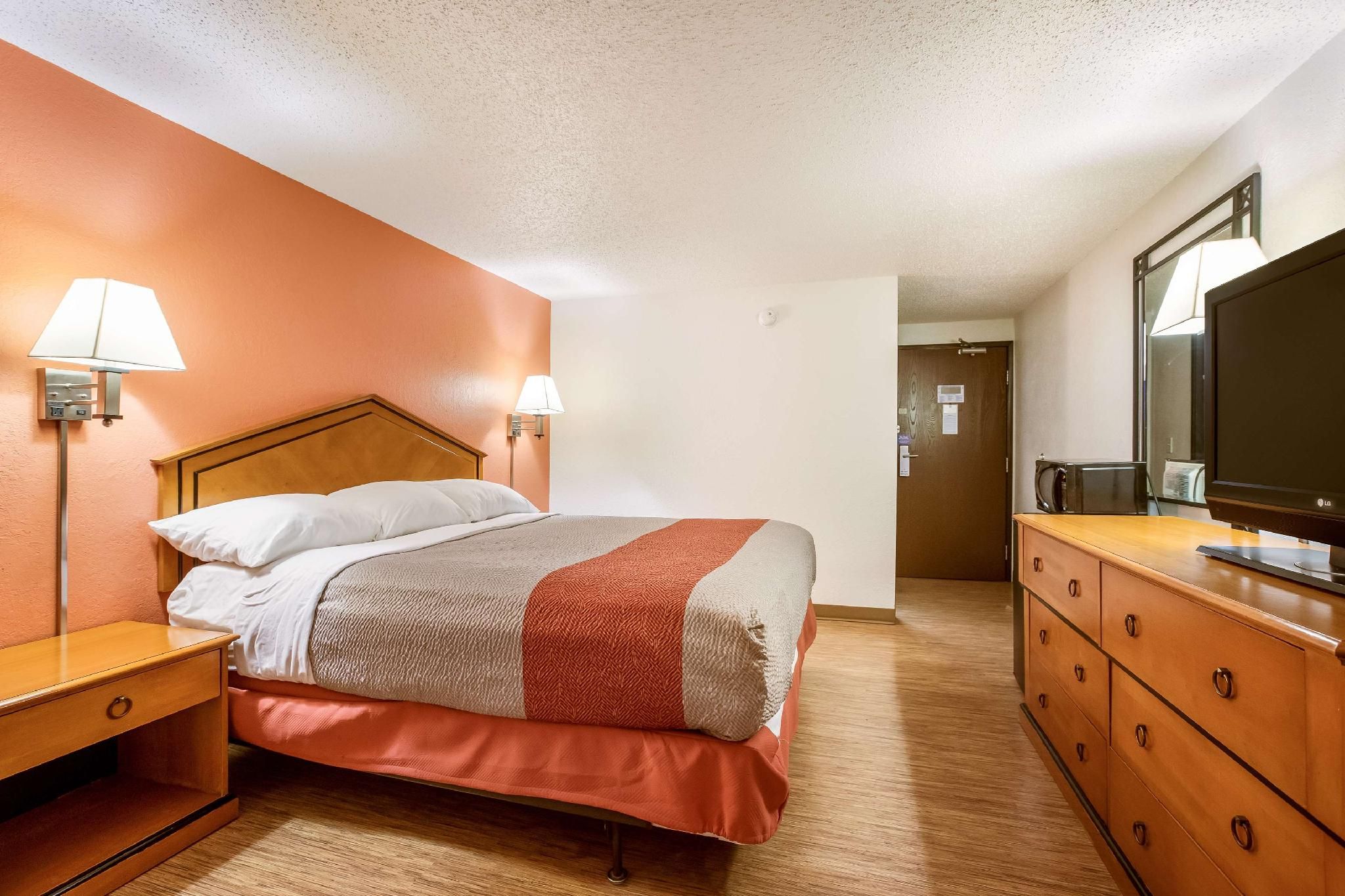 1 King Bed | Non-Smoking