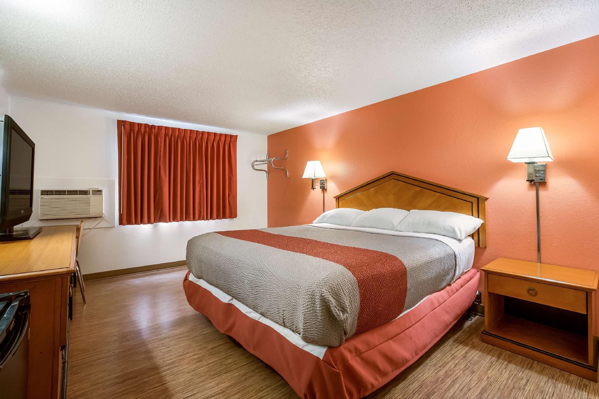 1 King Bed | Non-Smoking