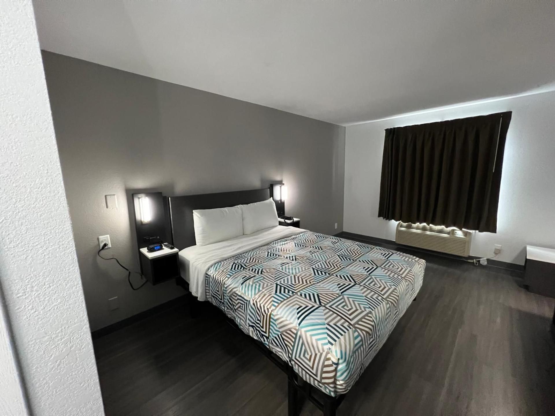 1 QUEEN BED | NON-SMOKING