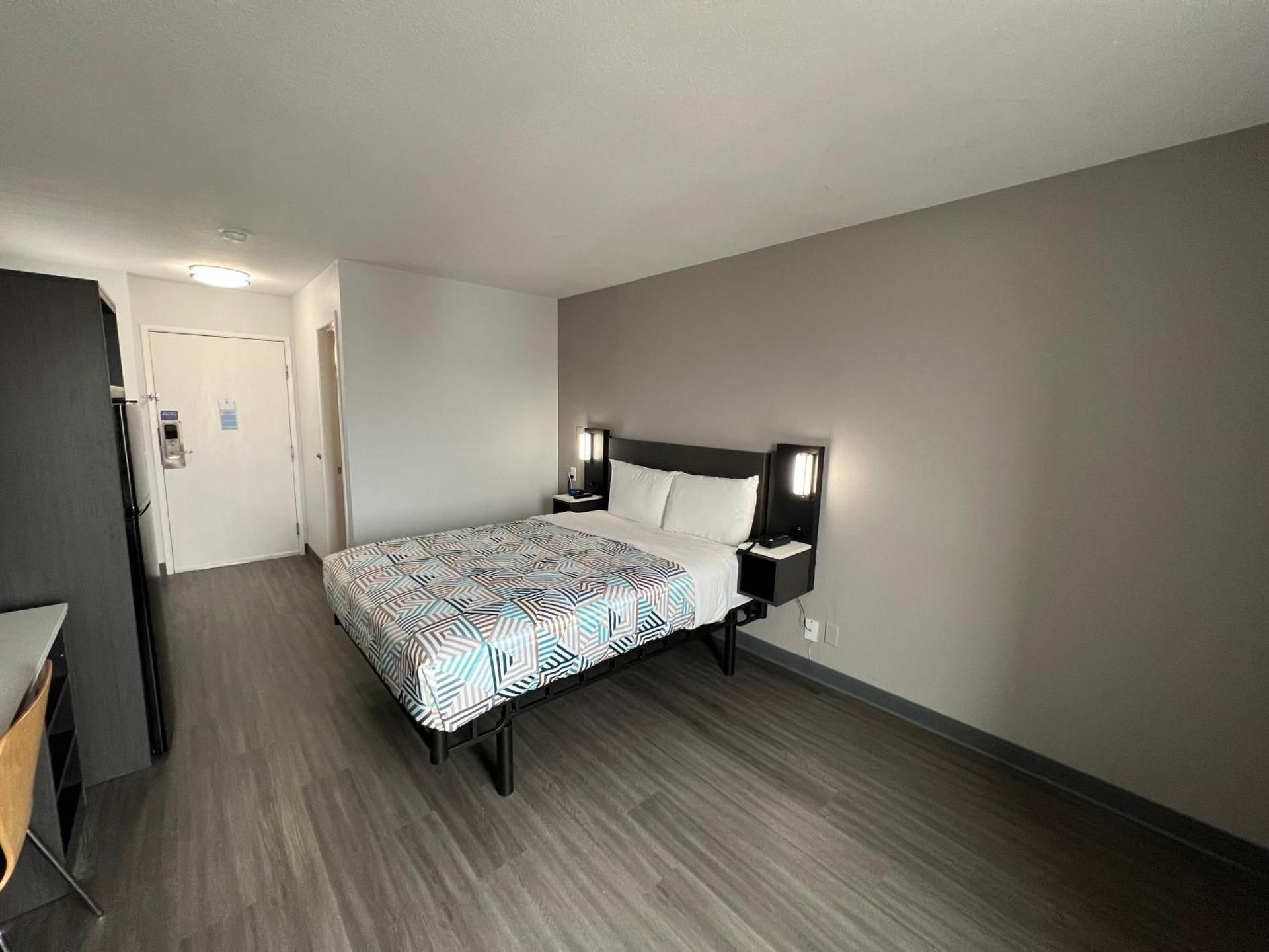 1 QUEEN BED | NON-SMOKING
