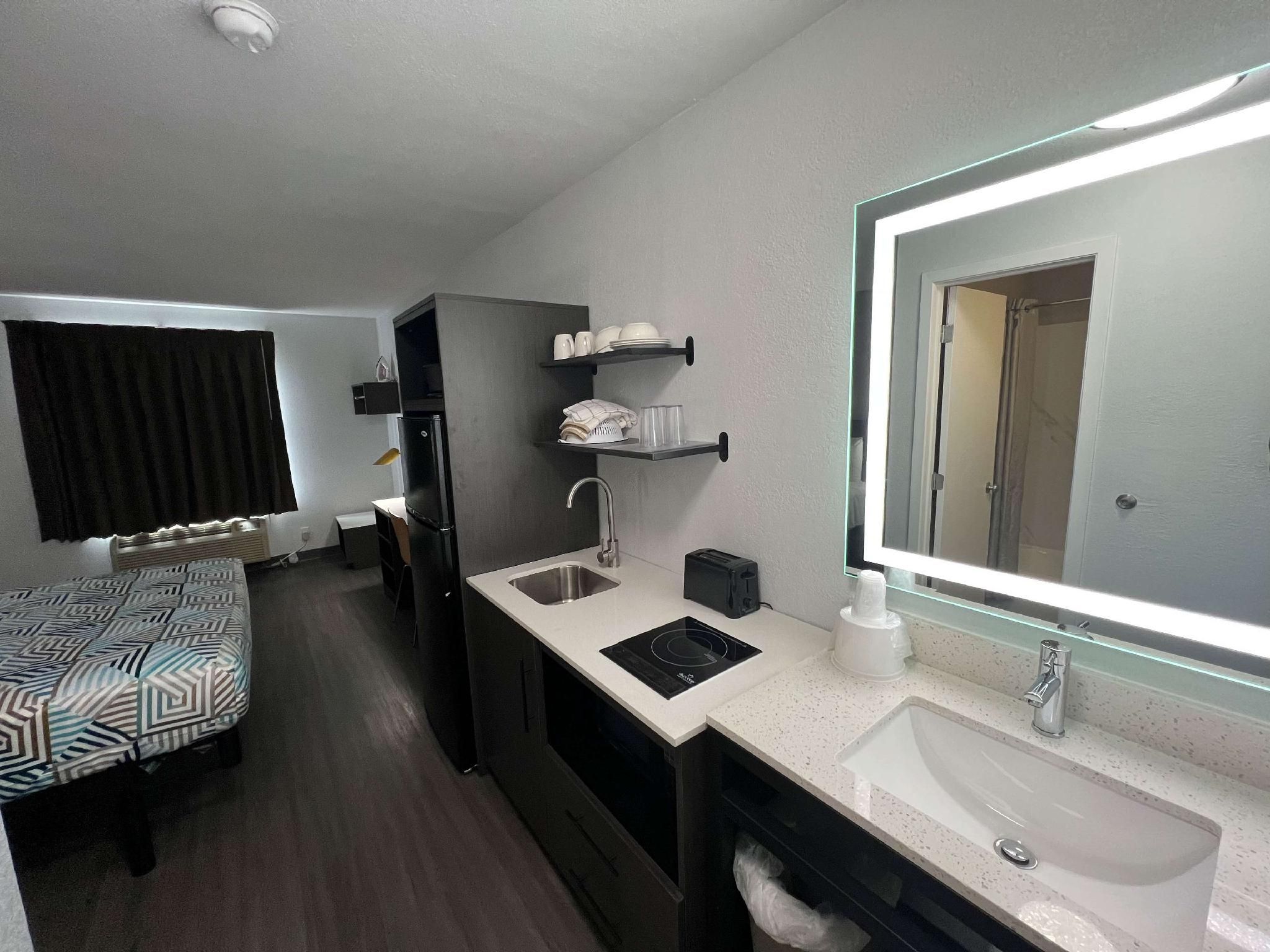 1 Queen Bed | Non-Smoking, Micfridge
