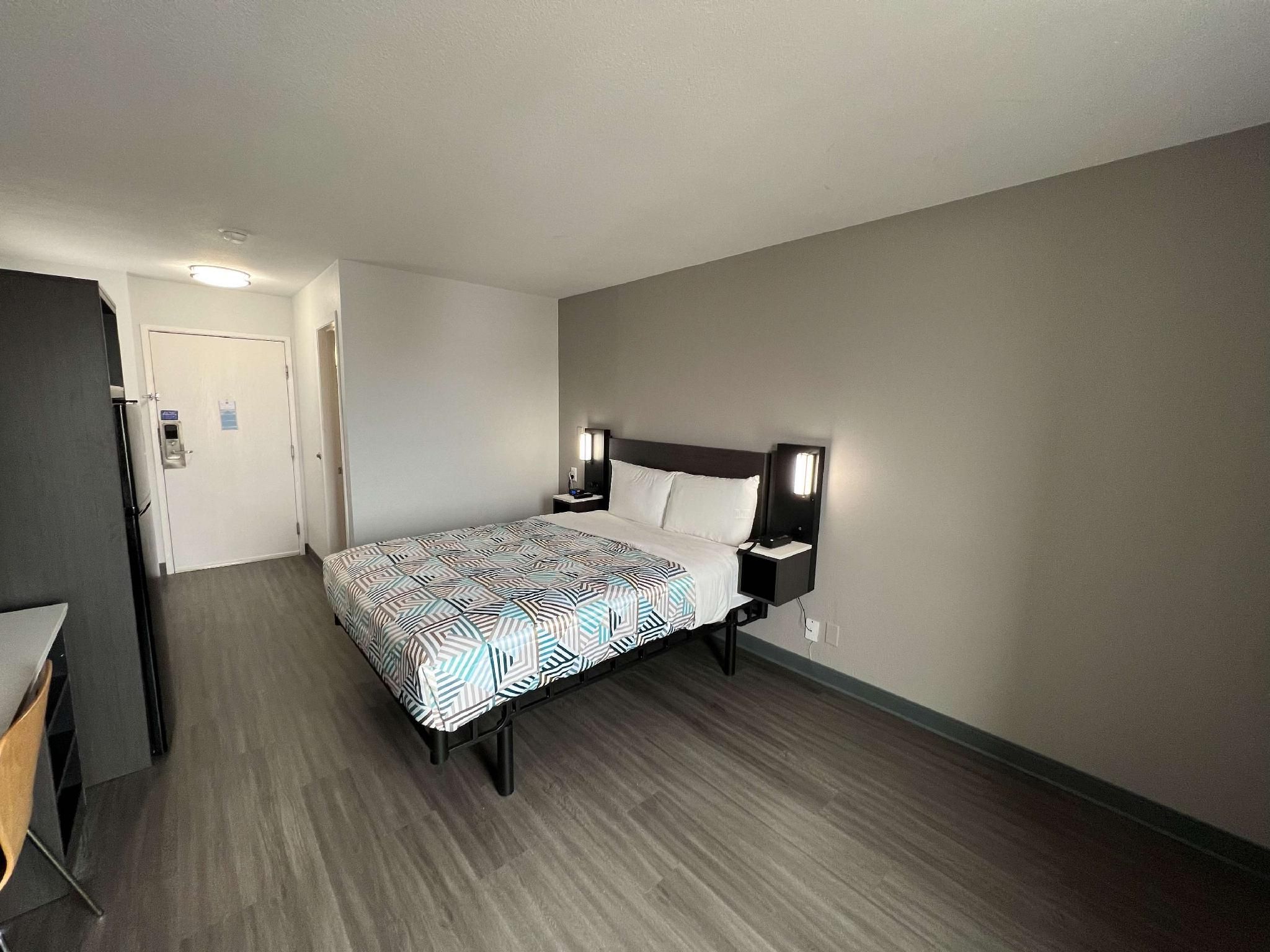 1 Queen Bed | Mobil Access Tub Nsmk Micfridg