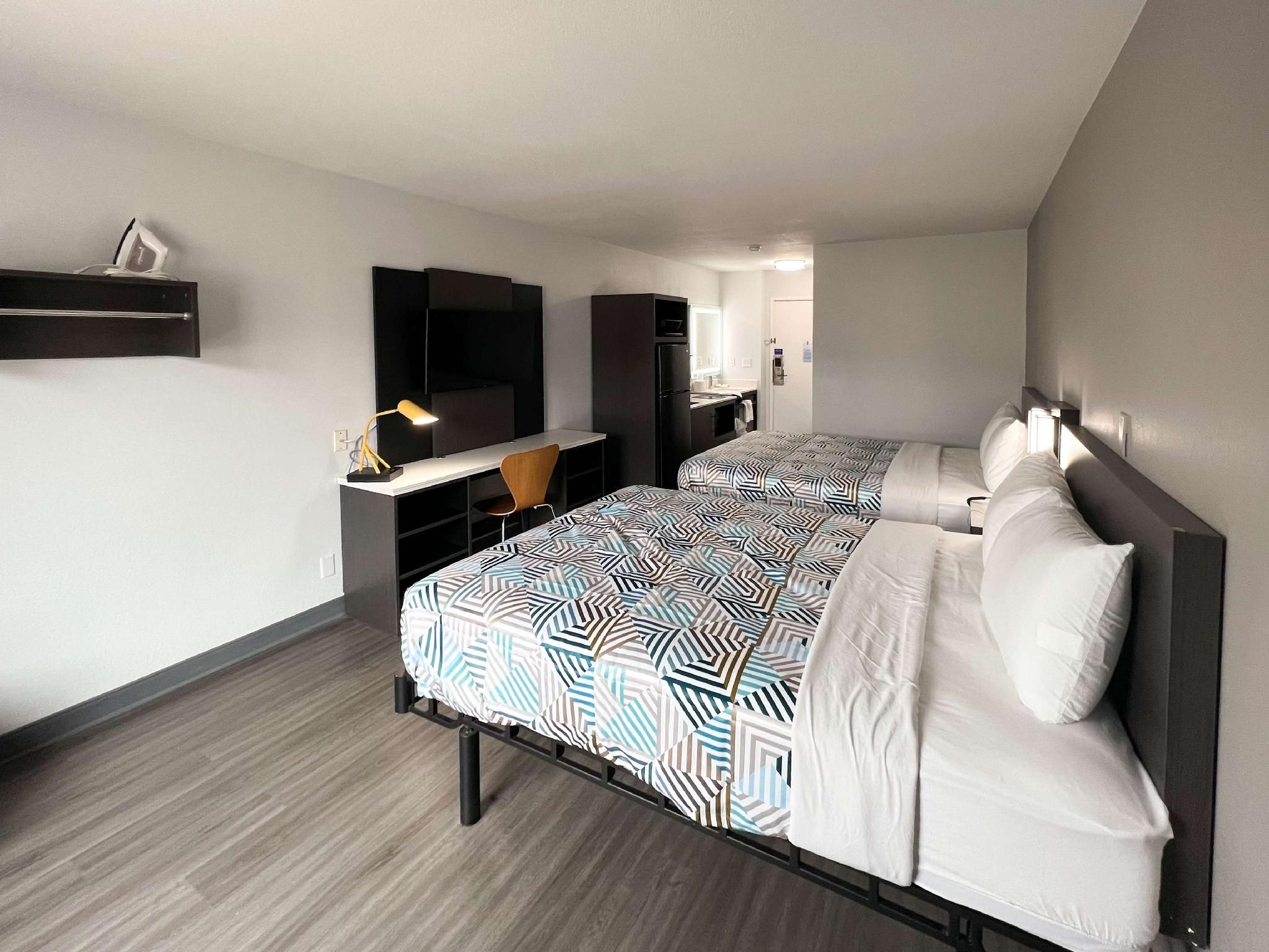 2 Queen Beds - Non-Smoking