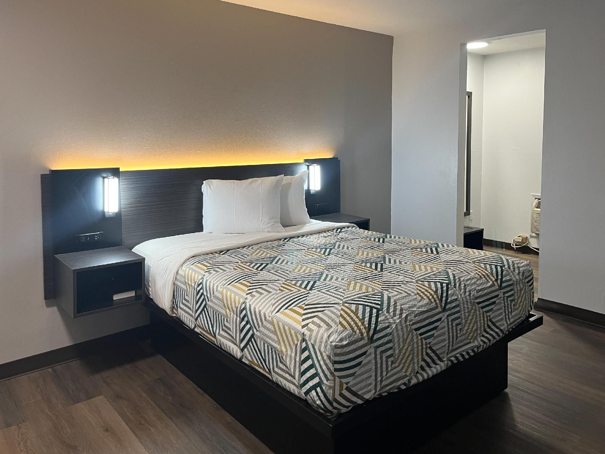 1 Queen Bed | Mob Acc RI Shwr Nsmk Micfridg