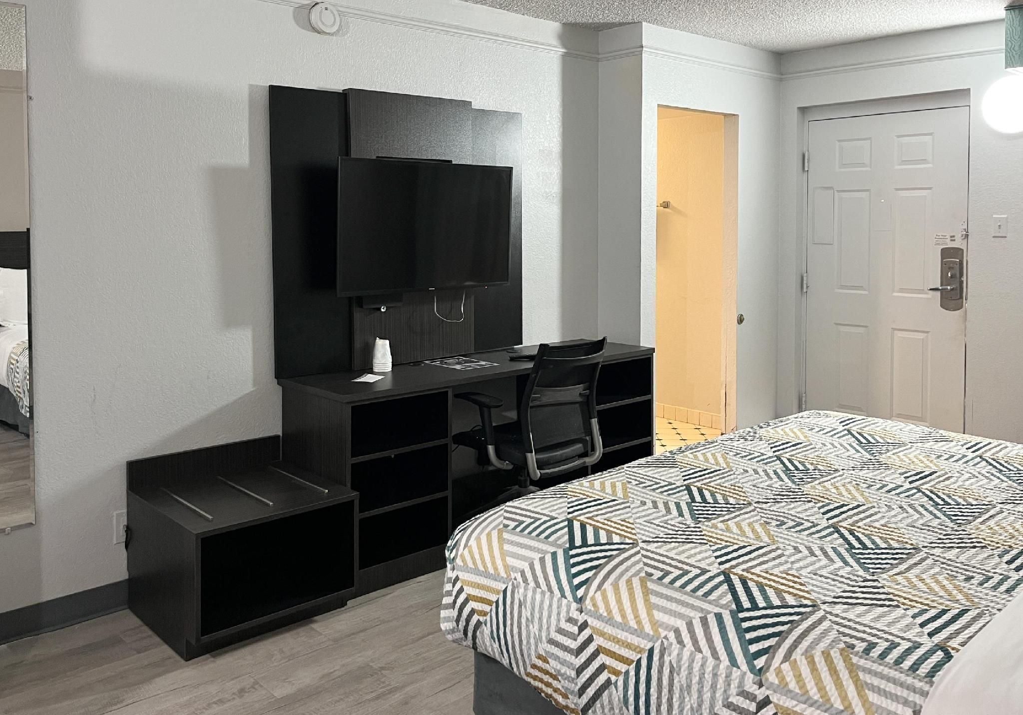 1 Queen Bed | Mob Acc RI Shwr Nsmk Micfridg