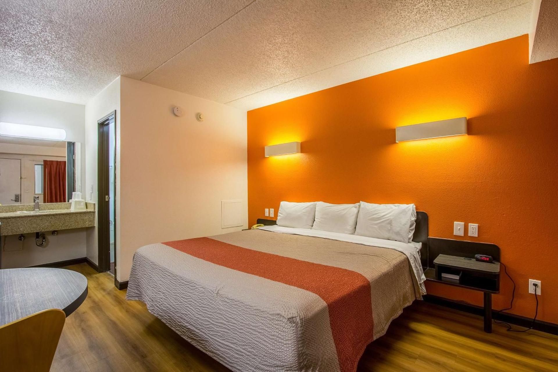 King Room with Roll-in Shower - Disability Access - Non-Smoking