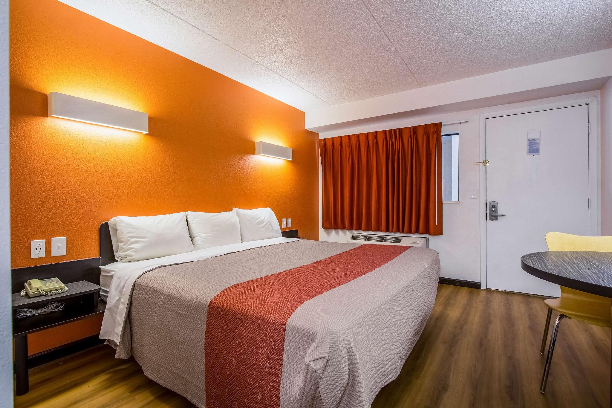 1 QUEEN BED | SMOKING