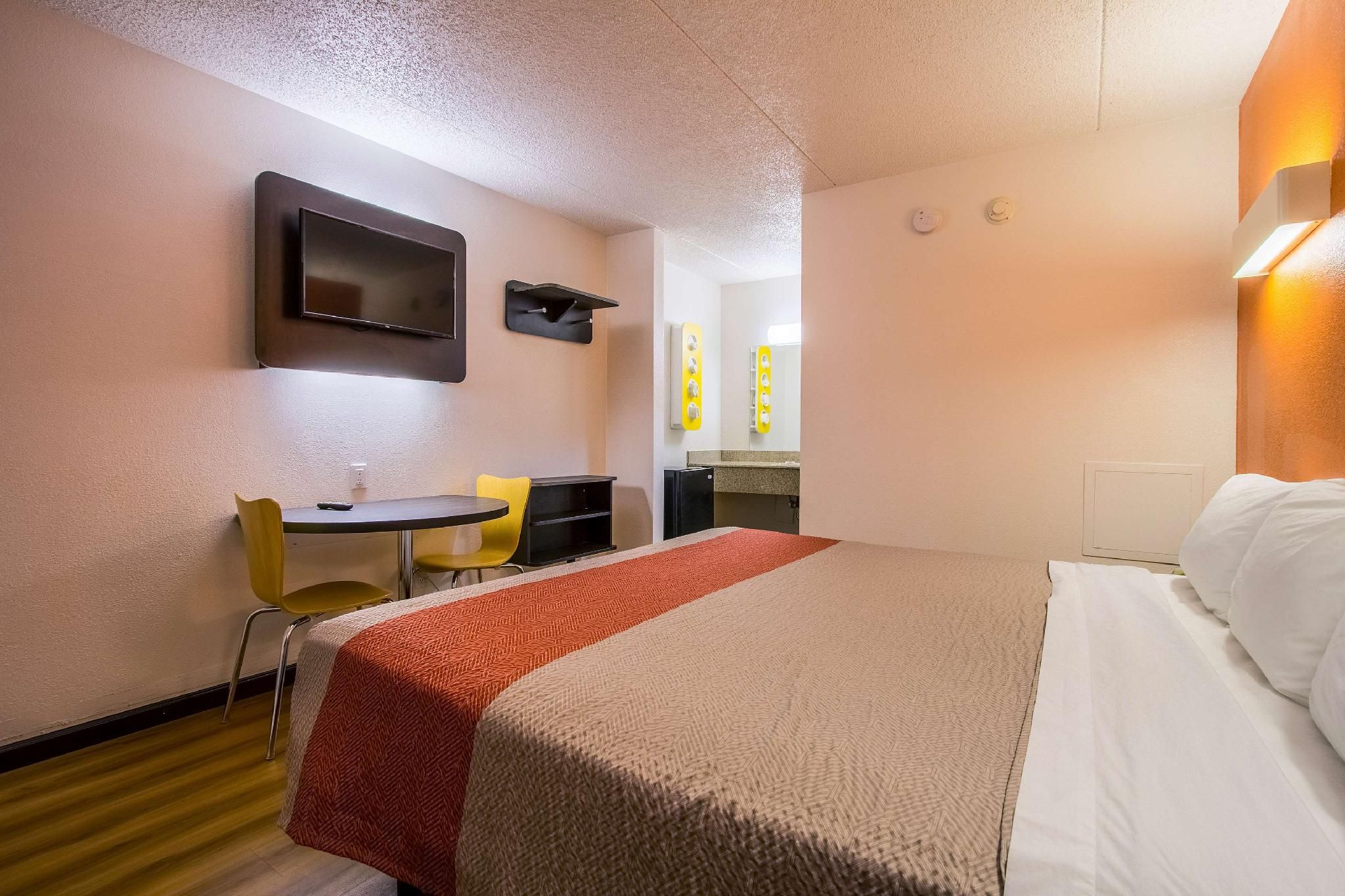 1 King Bed | Non-Smoking