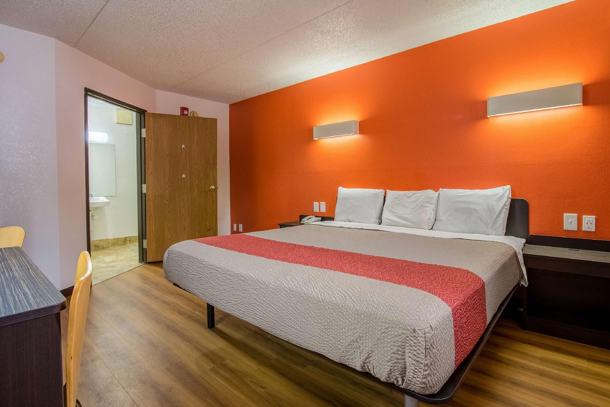 1 KING BED | ACCESSIBLE, NON-SMOKING