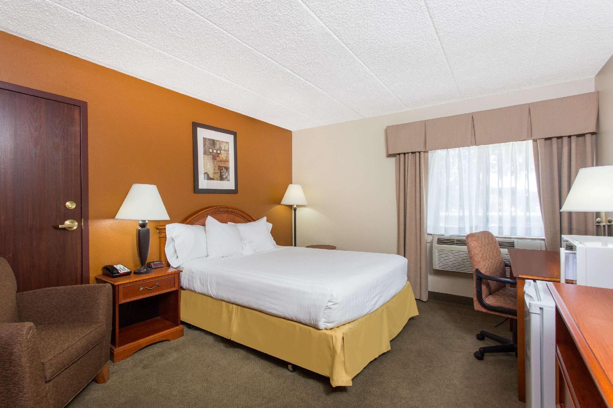 1 Queen Bed, Mobility Accessible Room, Bathtub w/ Grab Bars, Non-Smoking