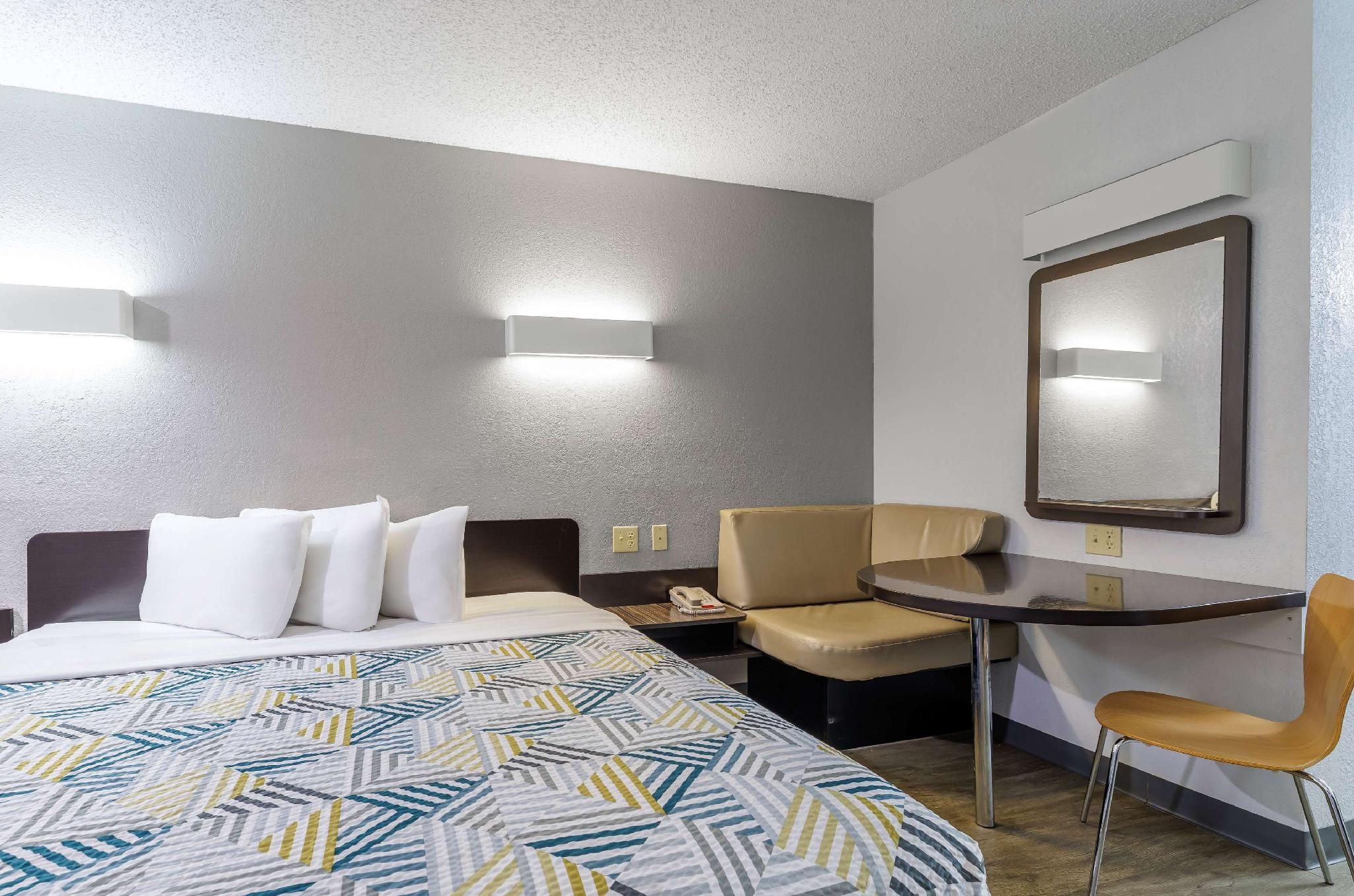 1 King Bed | Non-Smoking