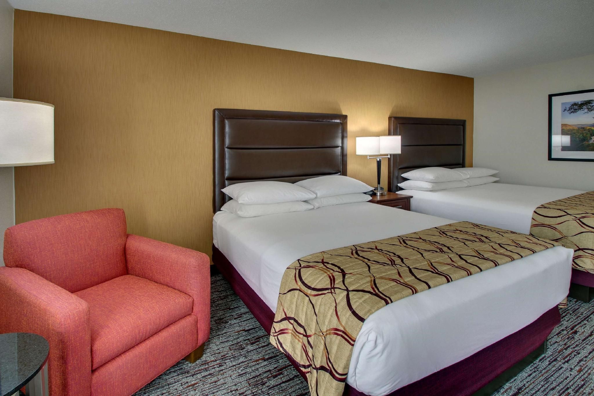 2 Queen Beds Accessible with Tub