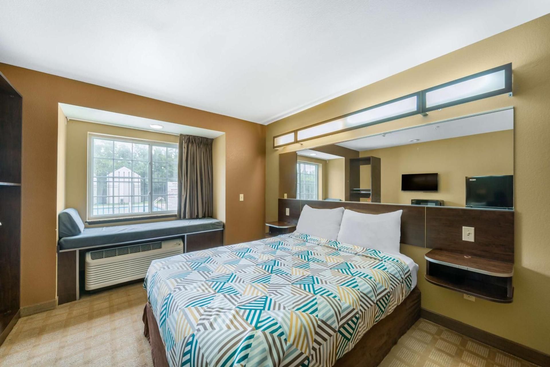 Queen Room - Disability Access - Non-Smoking