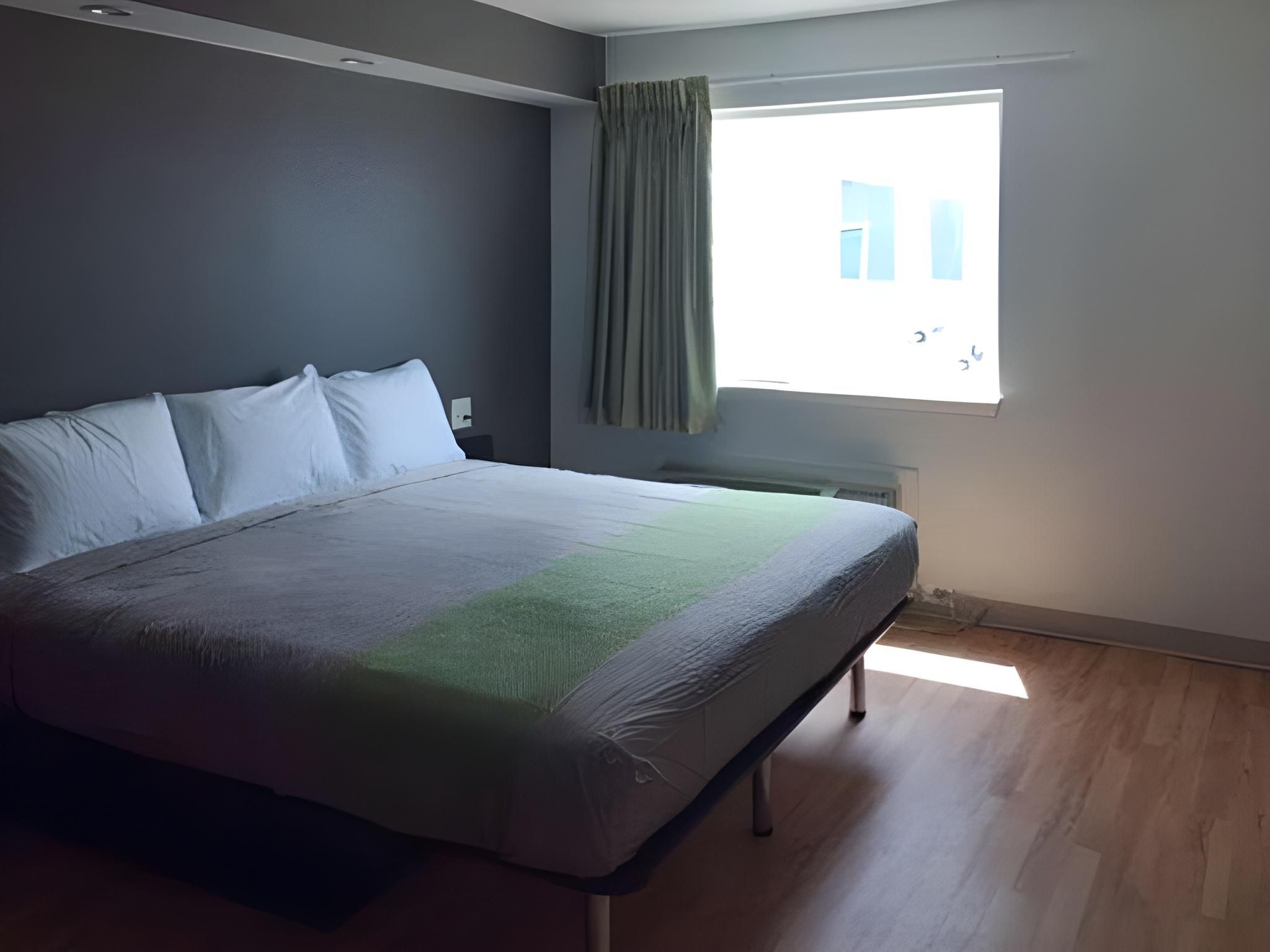 1 Full Bed | ADA/Tub/Non-Smoking/Kitchen