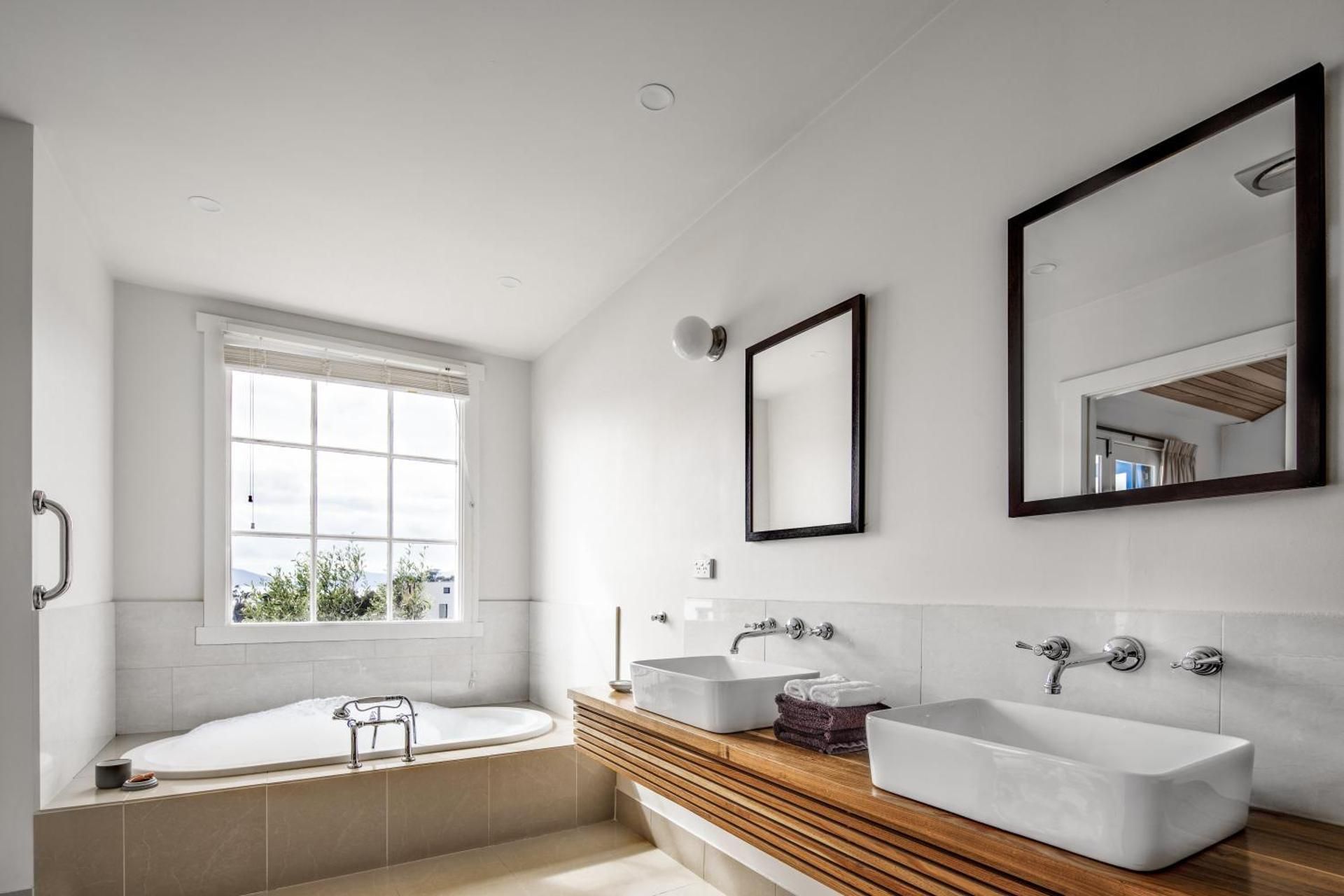 Deluxe King Suite with Spa Bath