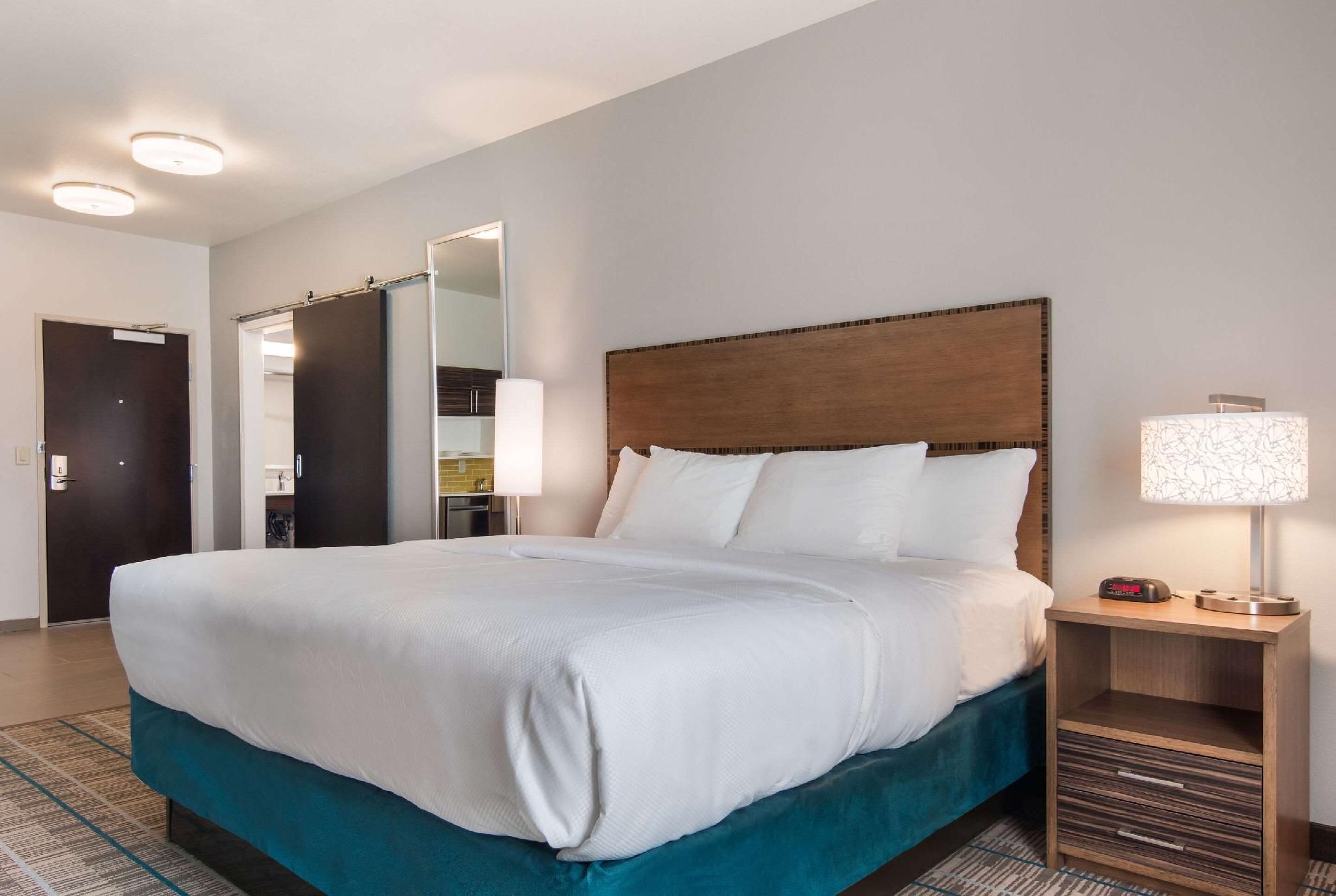 1 King Bed, Suite, Nonsmoking, Accessible