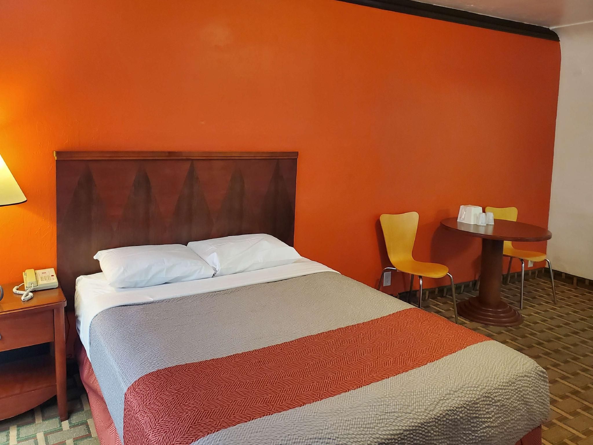 Motel 6 Canon City, CO 1 Queen Bed | Non-Smoking, Micfridge, View 2
