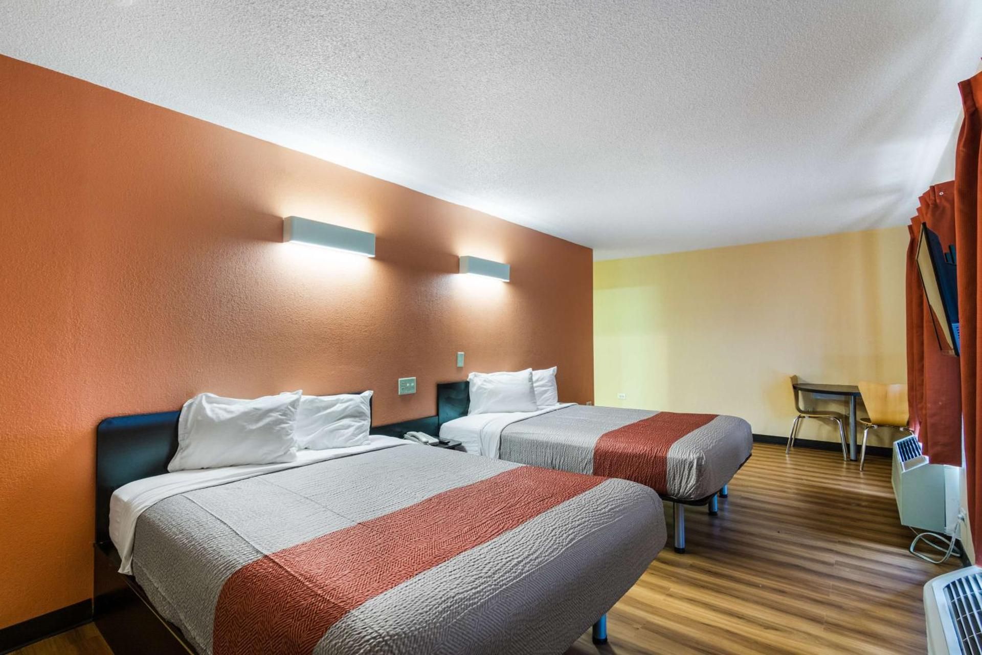 Motel 6 Libertyville, IL Queen Room with Two Queen Beds - Non-Smoking