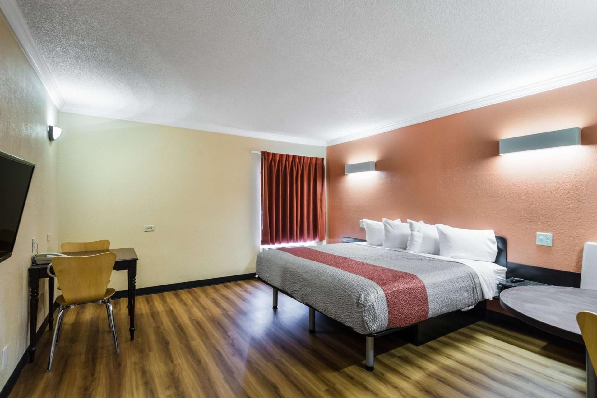 Motel 6 Libertyville, IL Deluxe Queen Room - Non-Smoking