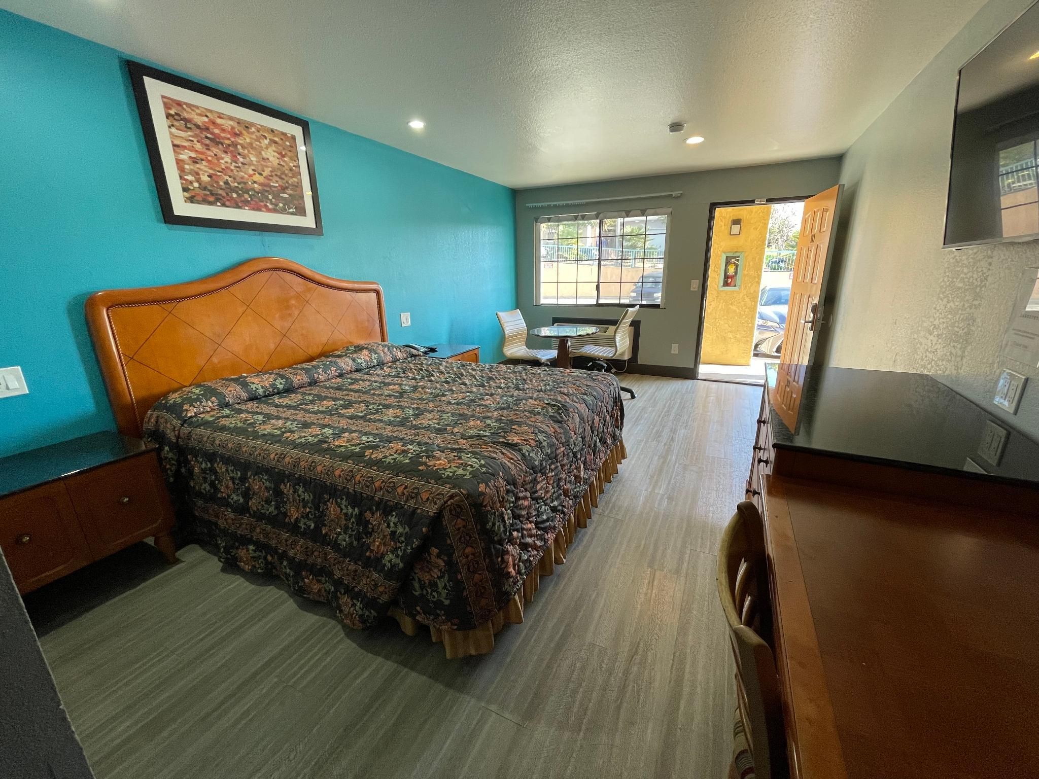 Travelers Inn King Bed Smoking