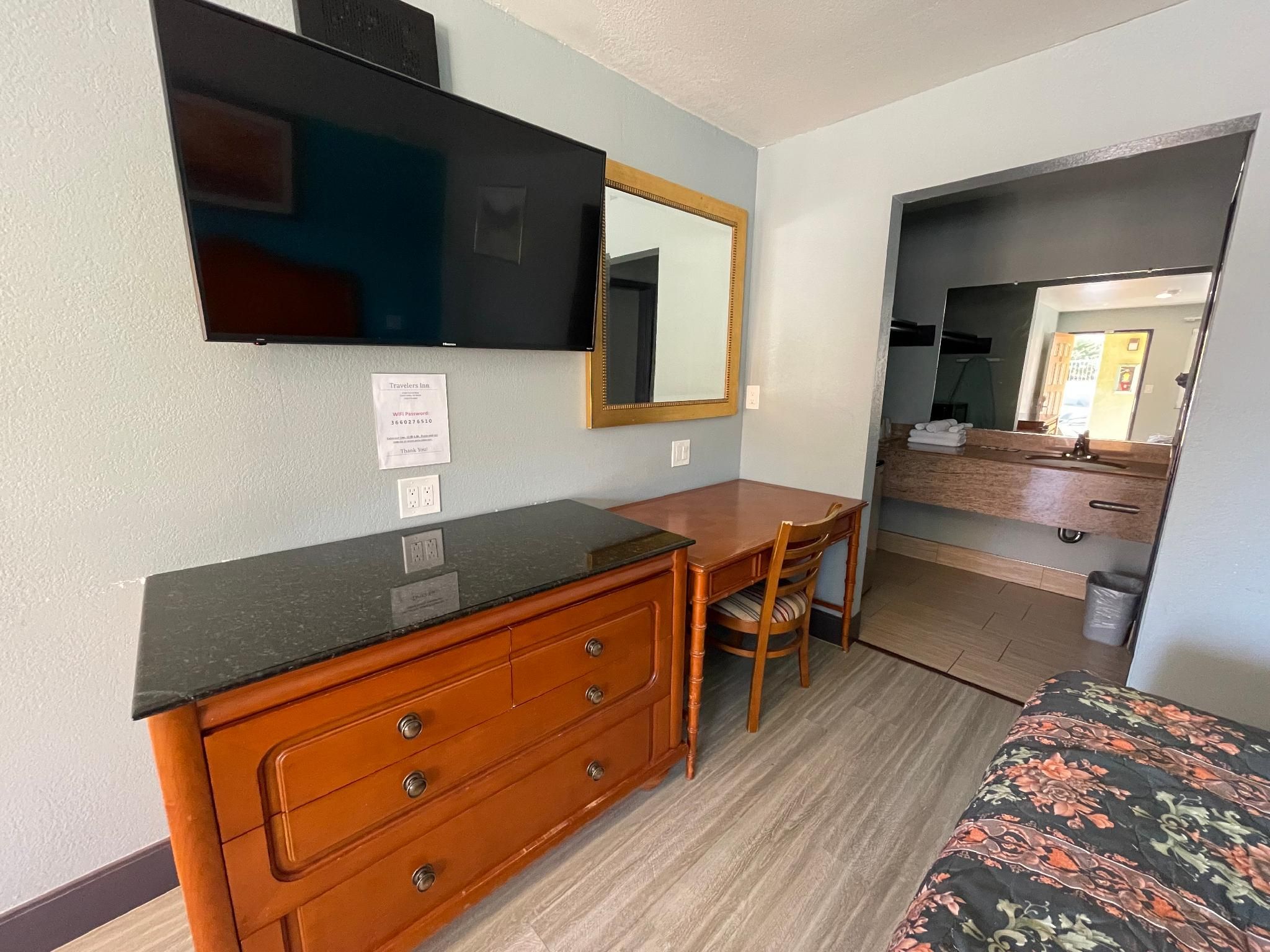 Travelers Inn King Bed Smoking 3