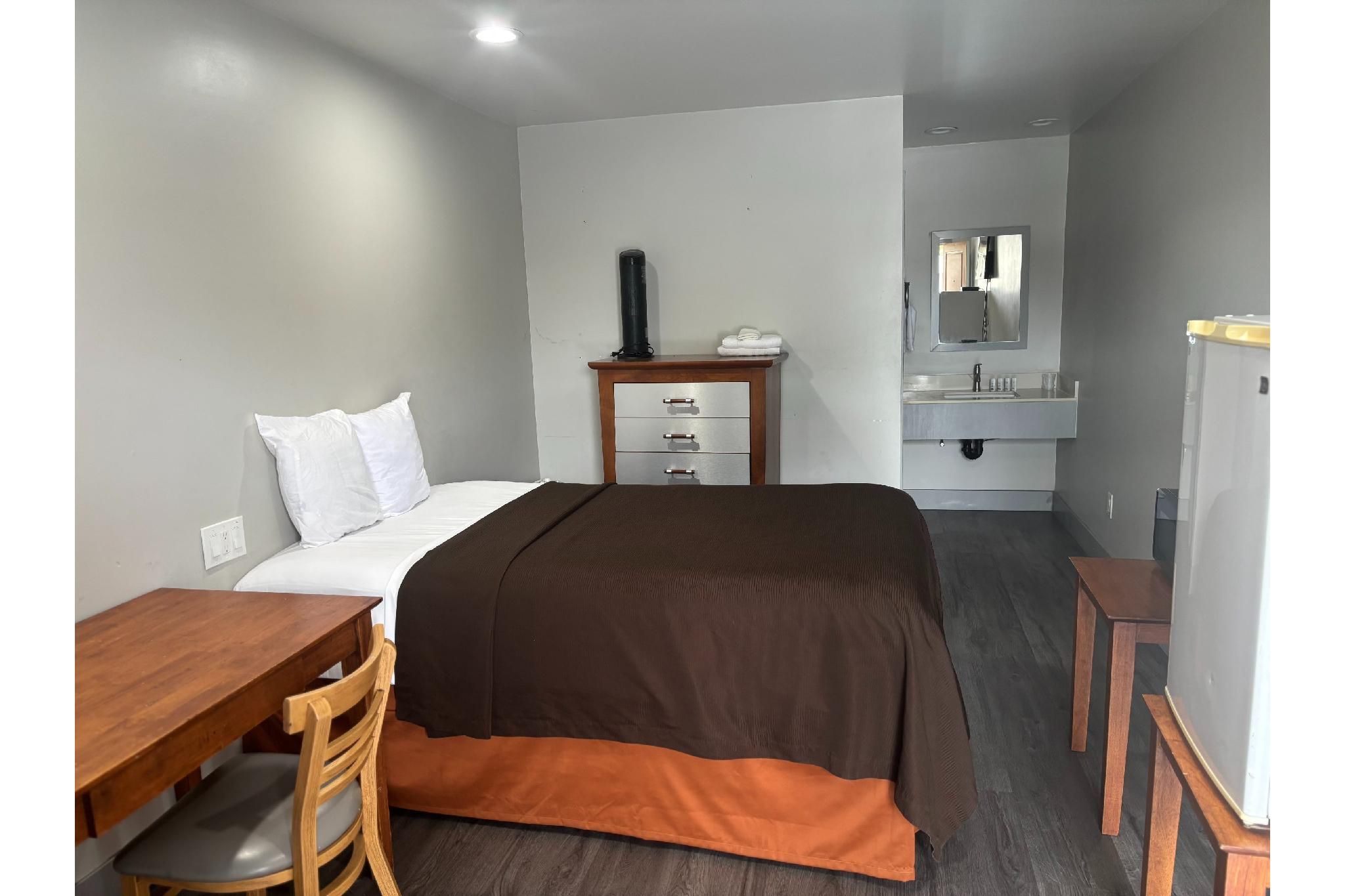 6 Rivers Motel King Bed Non-Smoking