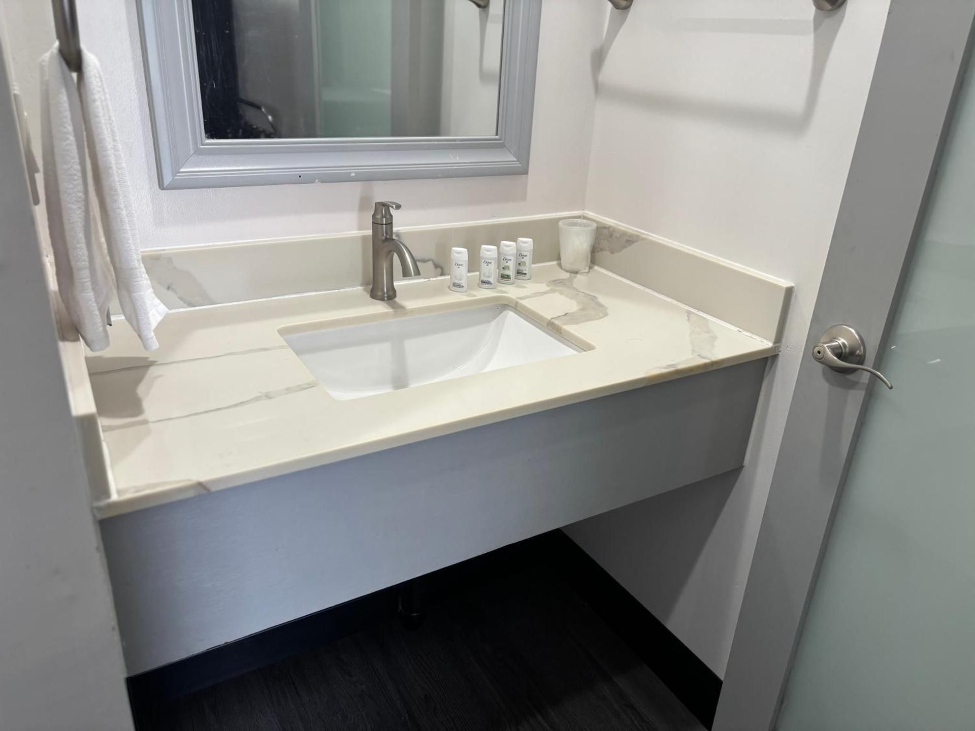 6 Rivers Motel King Bed Non-Smoking 2