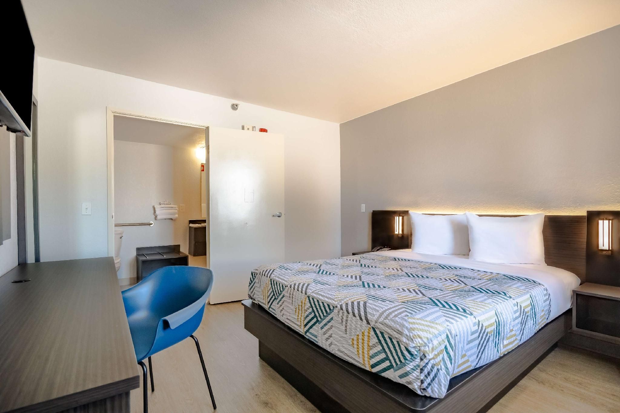 Motel 6 Rolling Meadows, IL - Chicago Northwest 1 Queen Bed | ADA/Tub/Micfridge 2