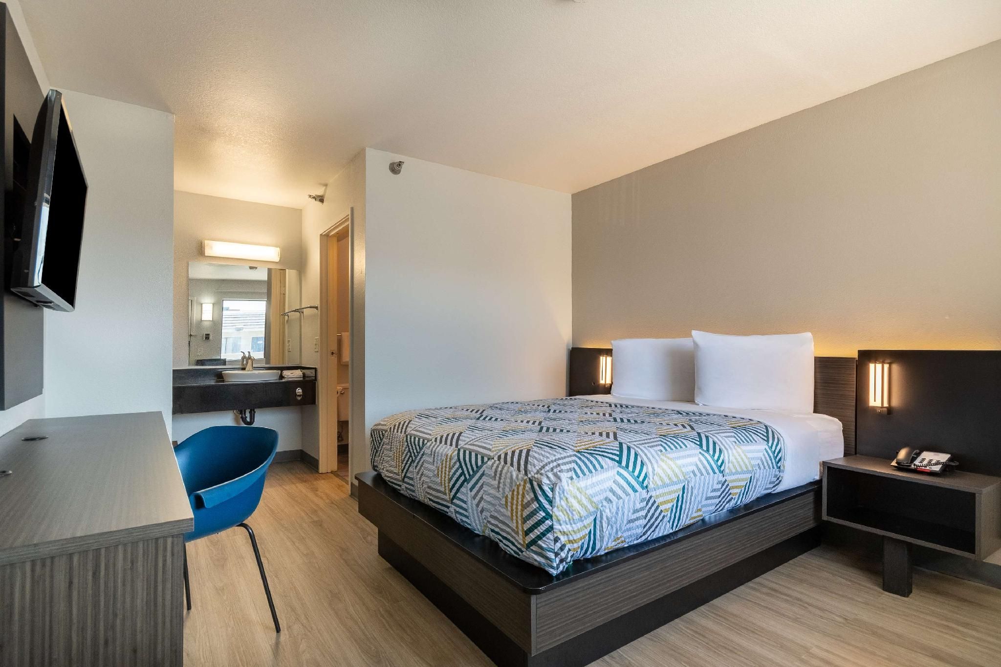 1 King Bed | Micfridge