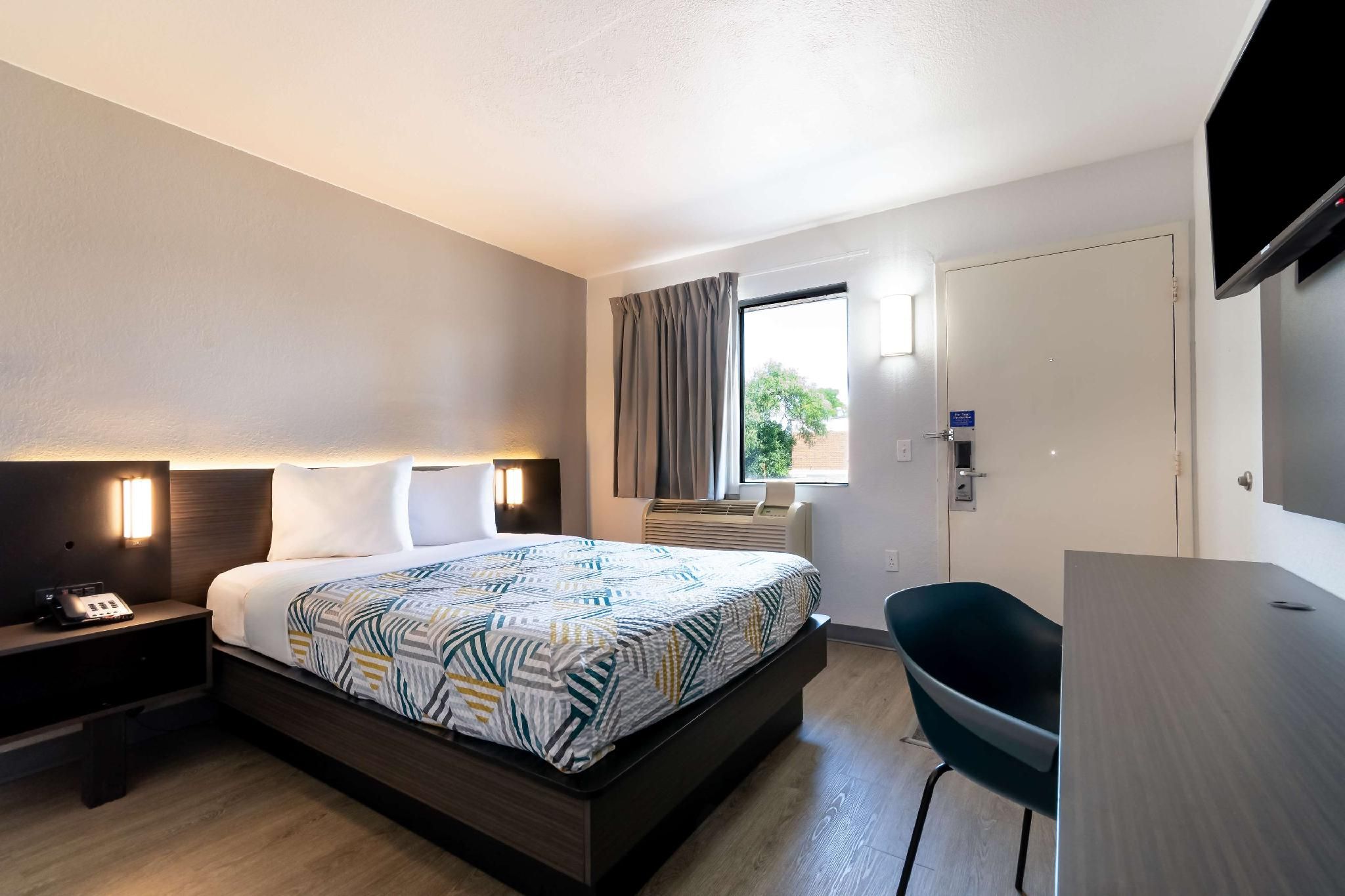 Motel 6 Rolling Meadows, IL - Chicago Northwest 1 Queen Bed | ADA/Tub/Micfridge