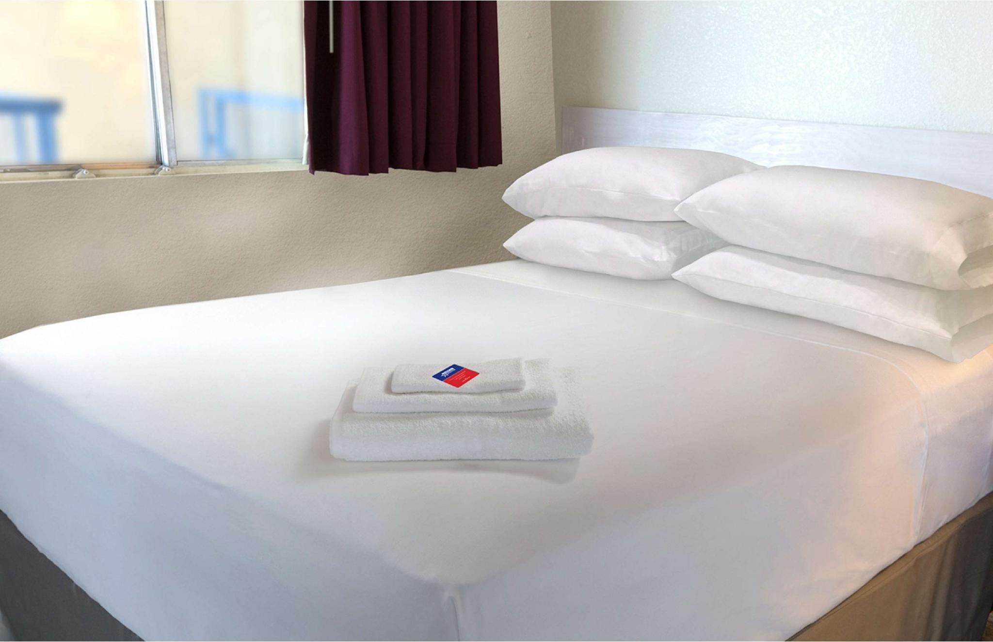 2 Queen Beds Accessible Non-Smoking Roll In Shower