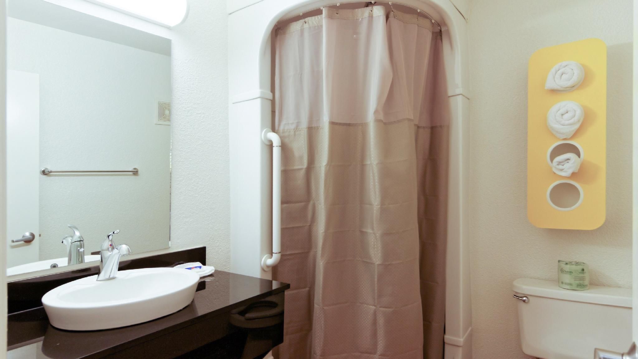 Motel 6 Chico, CA 2 QBs | Micfridge 2