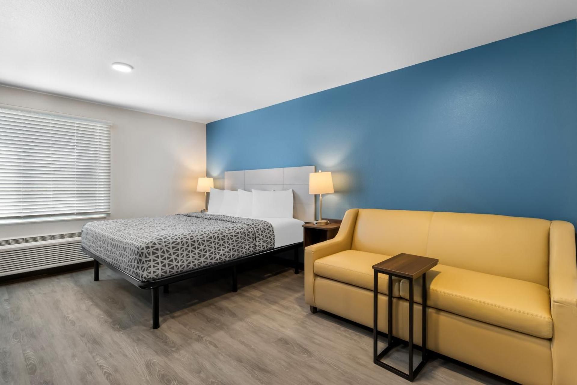 King Suite with Sofa - Disability Access/Non Smoking