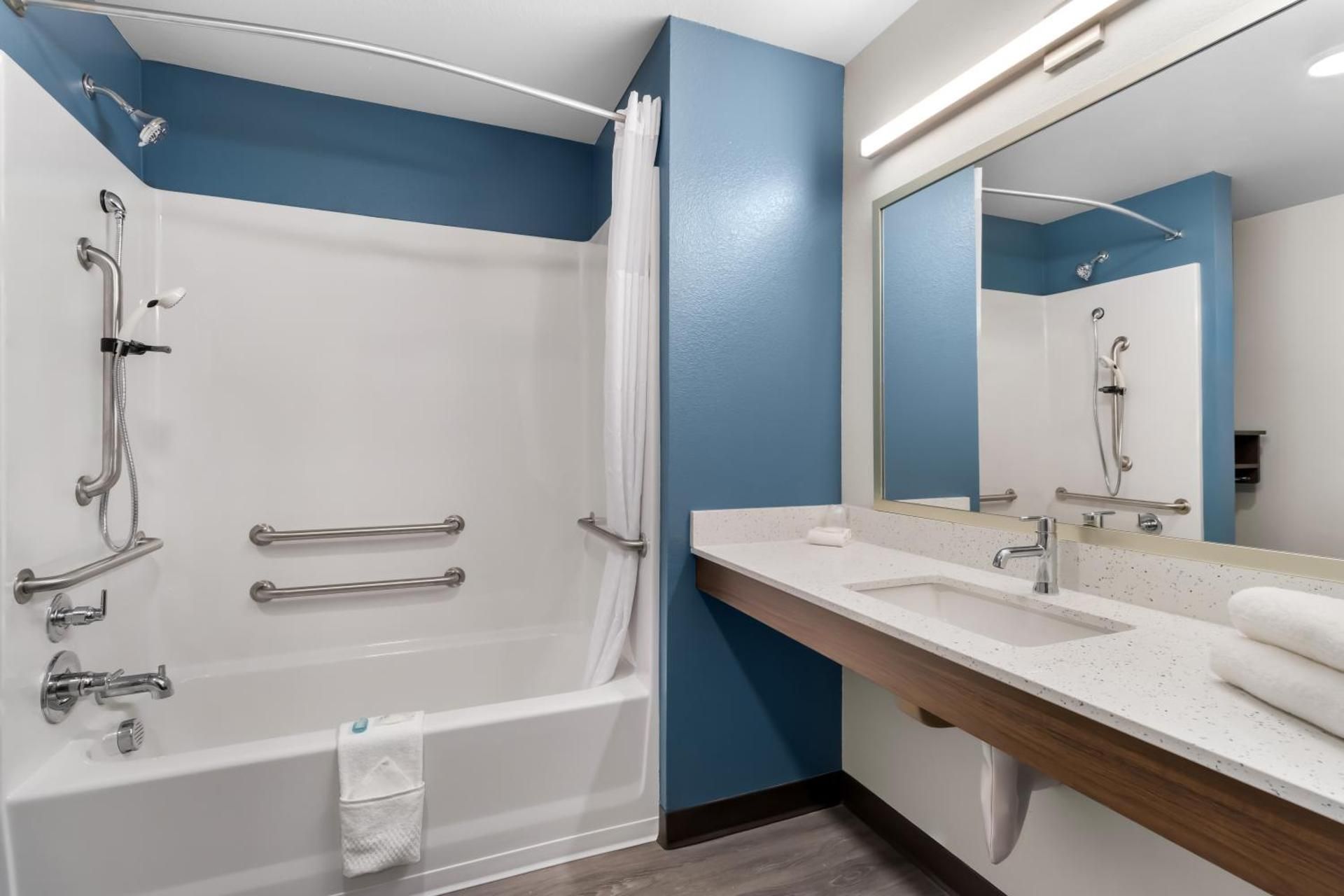 Queen Suite with Tub - Disability Access/Non Smoking
