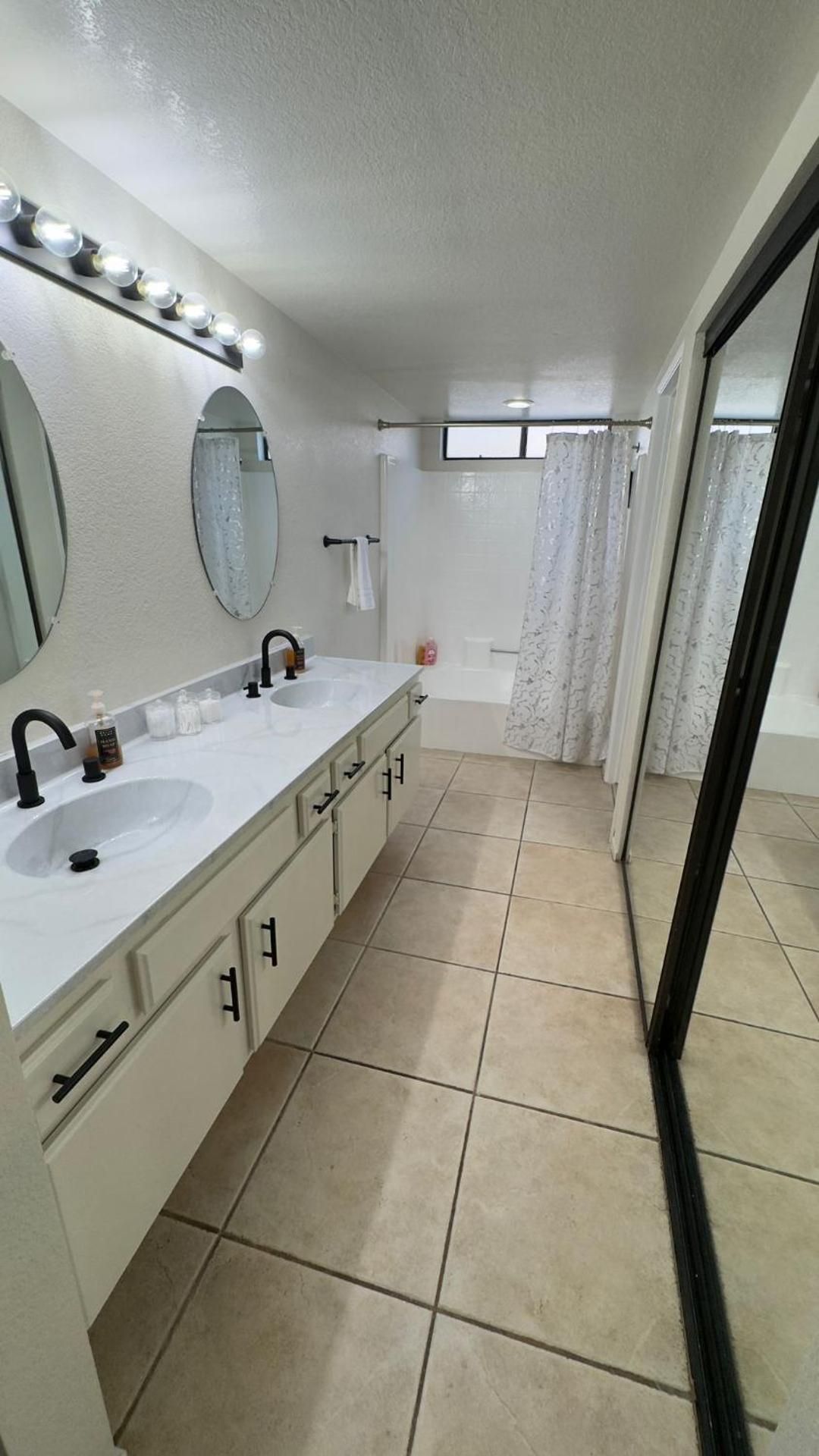 Deluxe Queen Suite