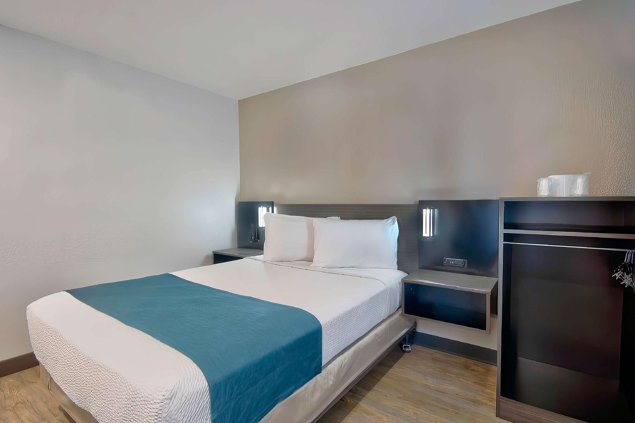 1 Queen Bed | ADA/RI Shower