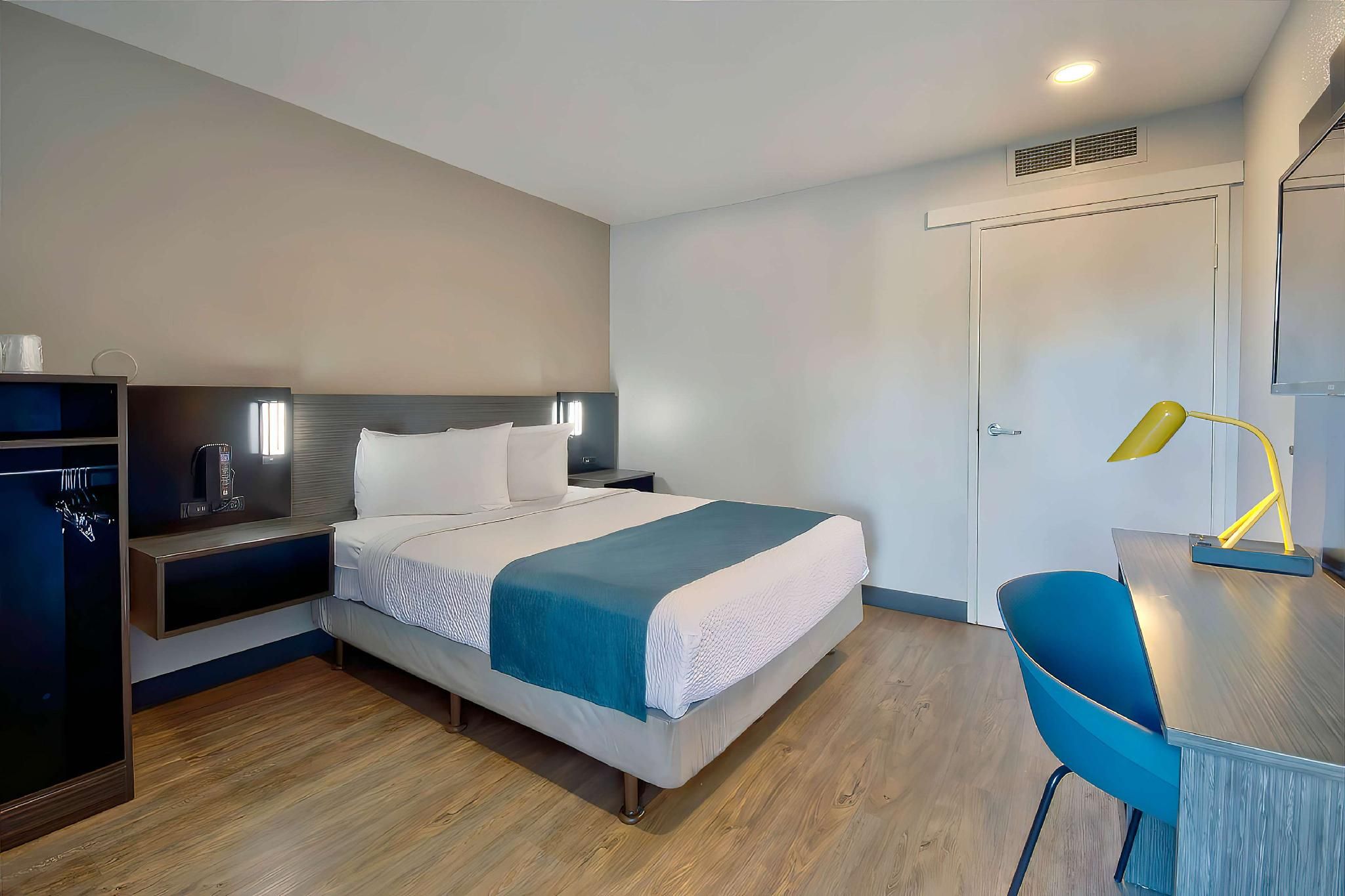 1 QUEEN BED | MICFRIDGE SMOKING