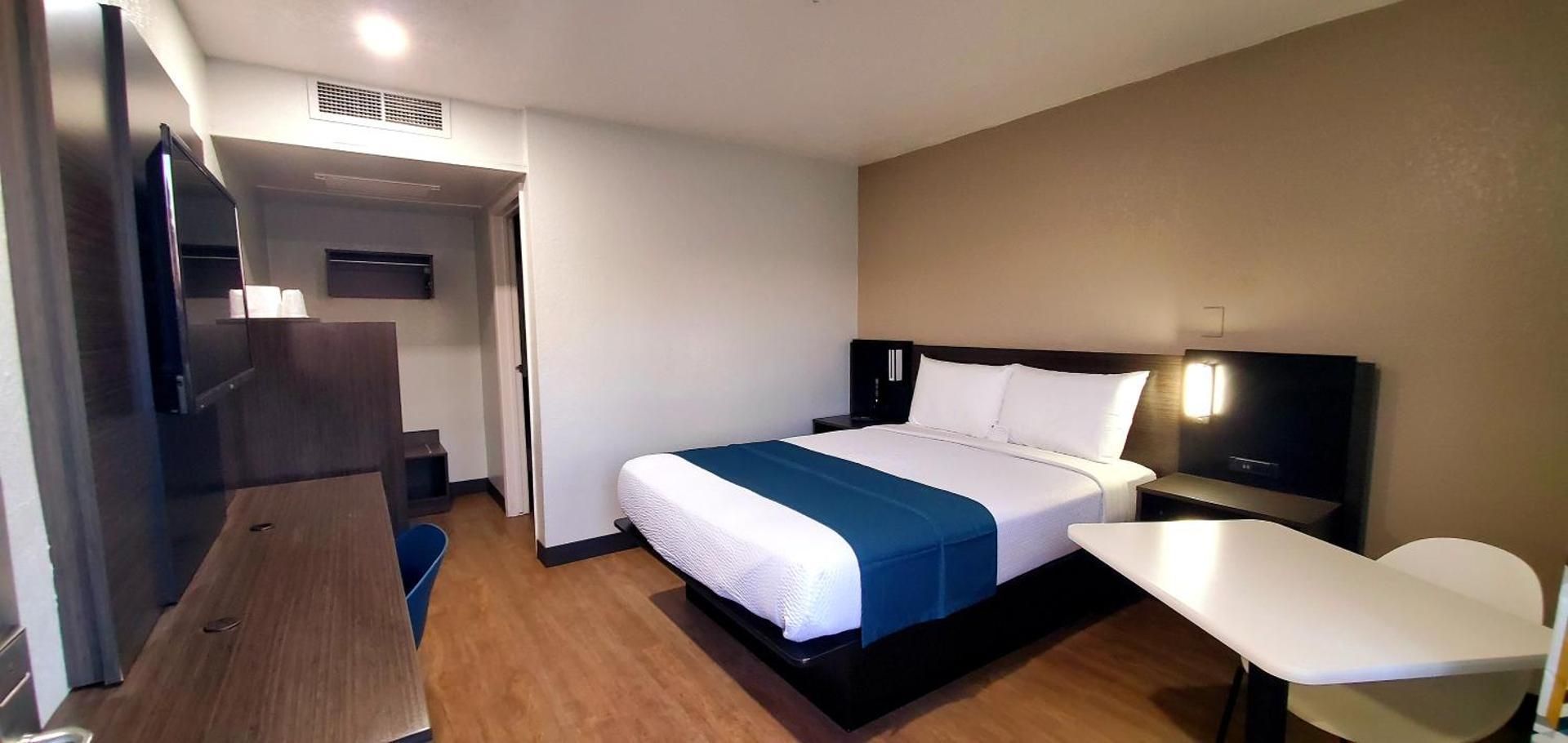 Deluxe Queen Room