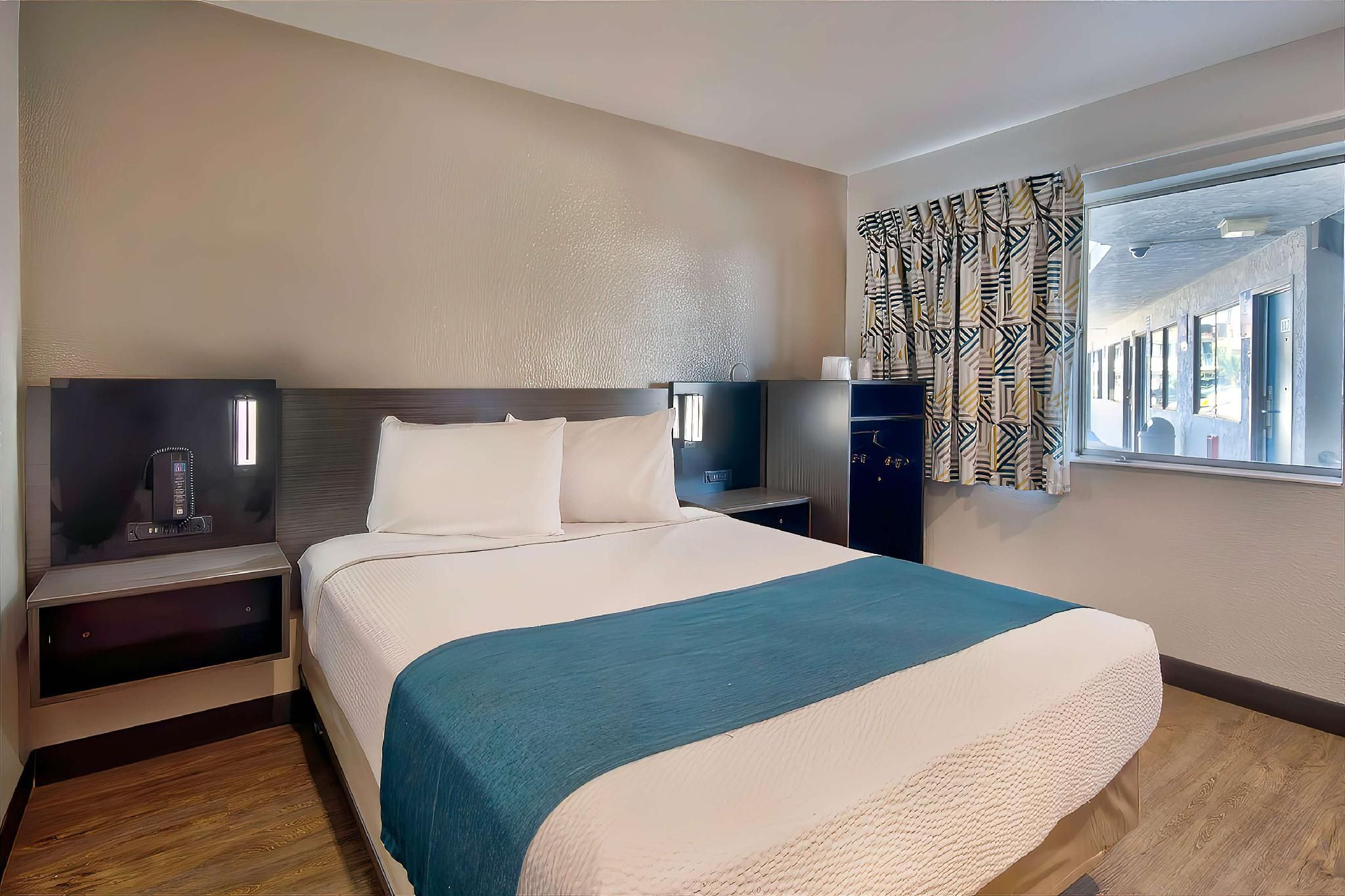 1 Queen Bed | ADA/RI Shower
