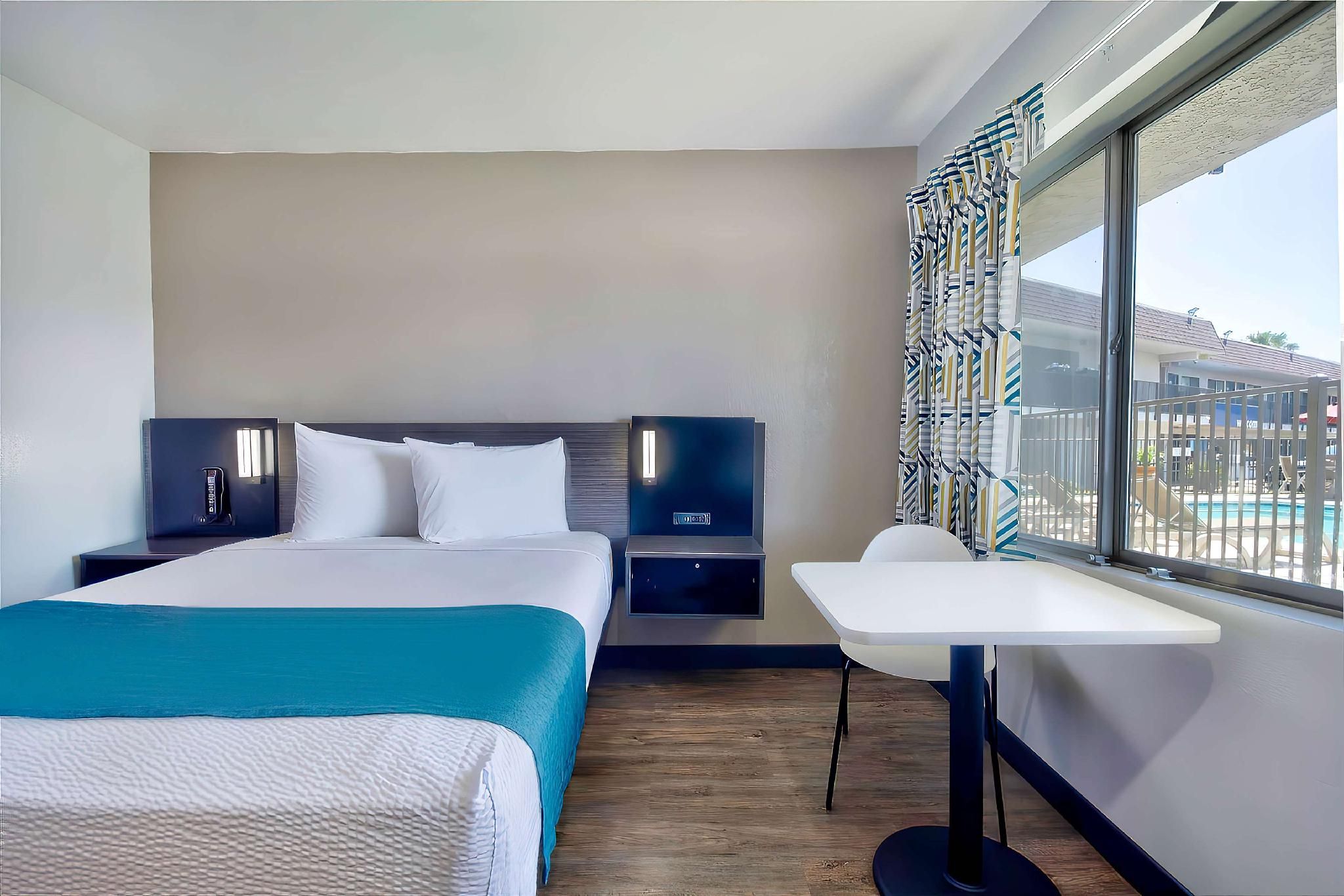 1 Queen Bed
