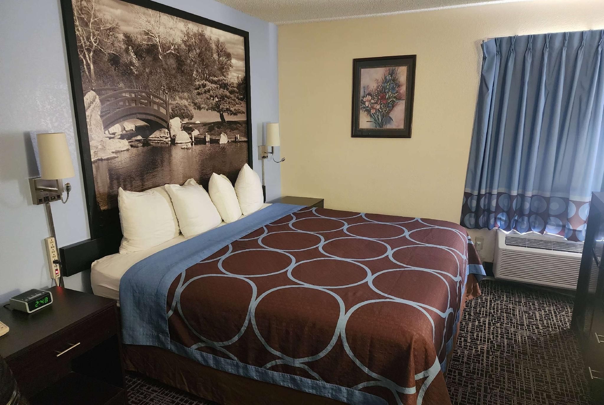 Super 8 by Wyndham Galesburg 1 King Bed, Mobility/Hearing Accessible Room, Bathtub w/ Grab Bars, Non-Smoking