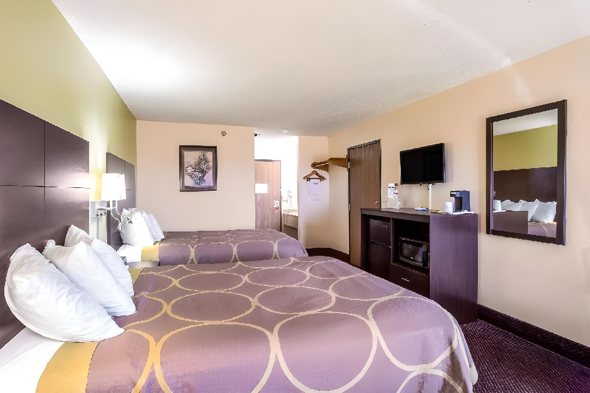 Super 8 by Wyndham Galesburg 2 Queen Beds, Non-Smoking