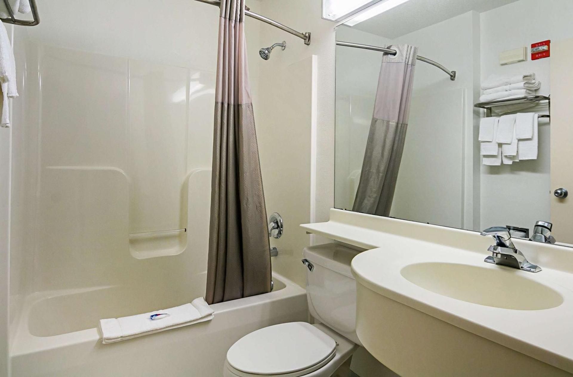 Motel 6 Sycamore, IL Queen Room - Disability Access - Non-Smoking 3