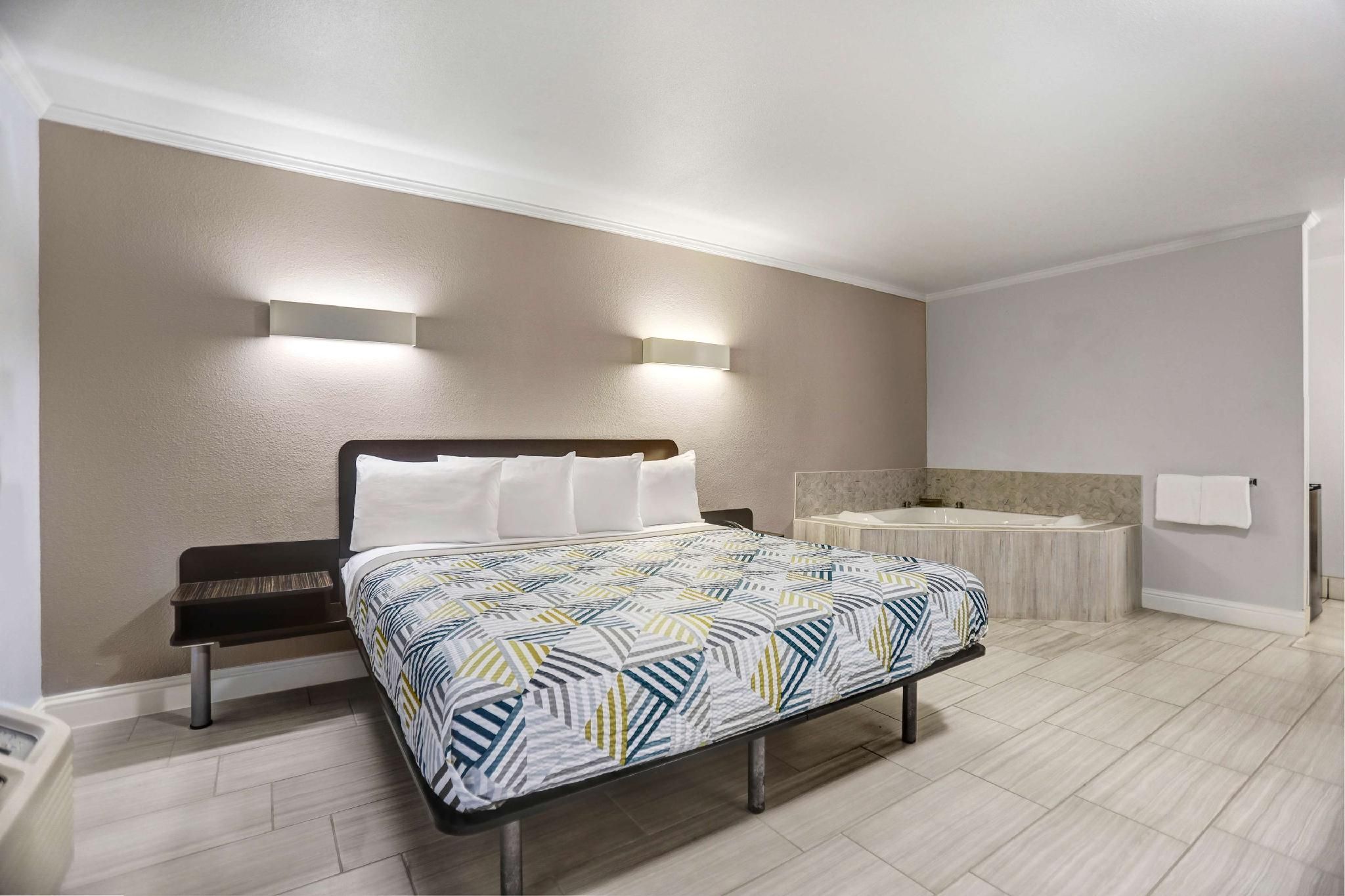 Motel 6 Lodi, CA 1 King Bed | Non-Smoking, Hot Tub 2